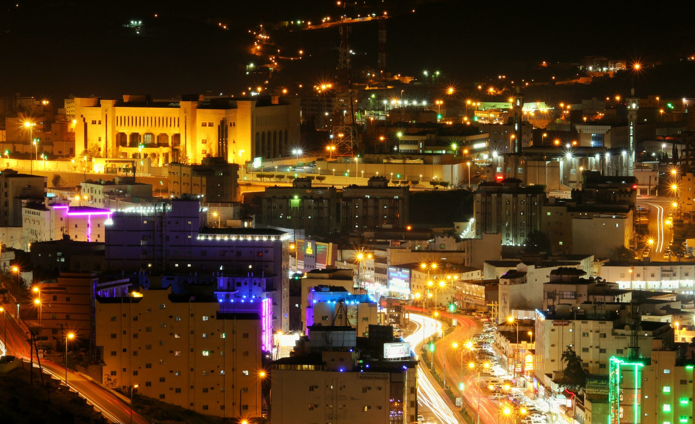Al Baha de noche, con la ciudad iluminada a lo largo de la ladera