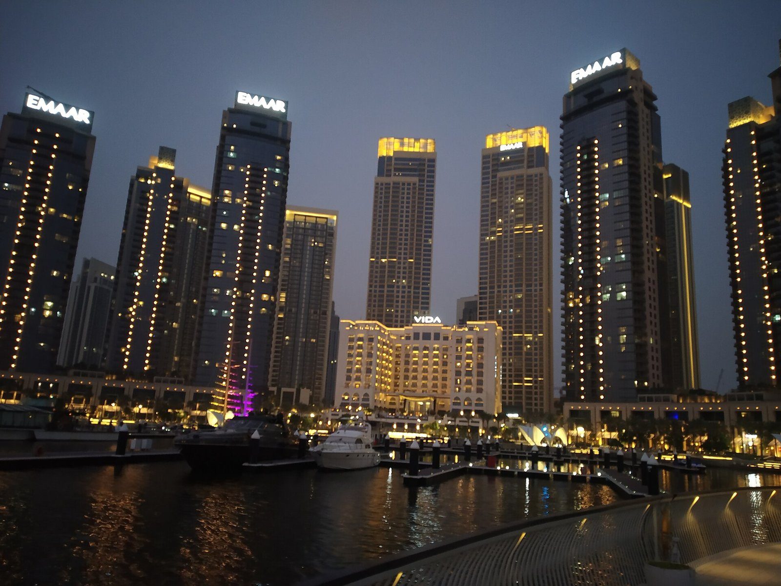 Las torres de Dubai Creek Harbour iluminadas al anochecer sobre la marina