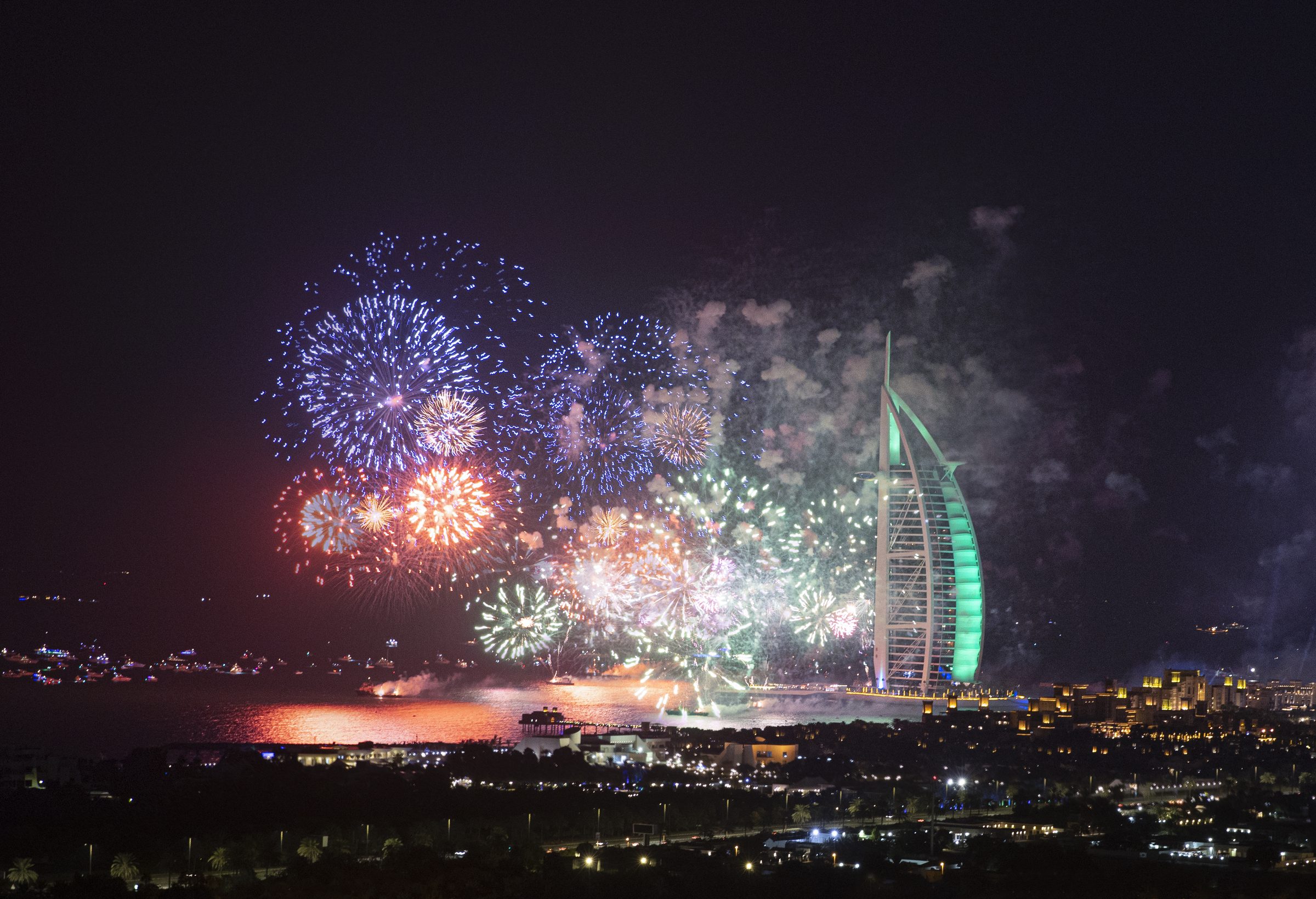 Los fuegos artificiales de Año Nuevo iluminan el cielo junto al Burj Al Arab