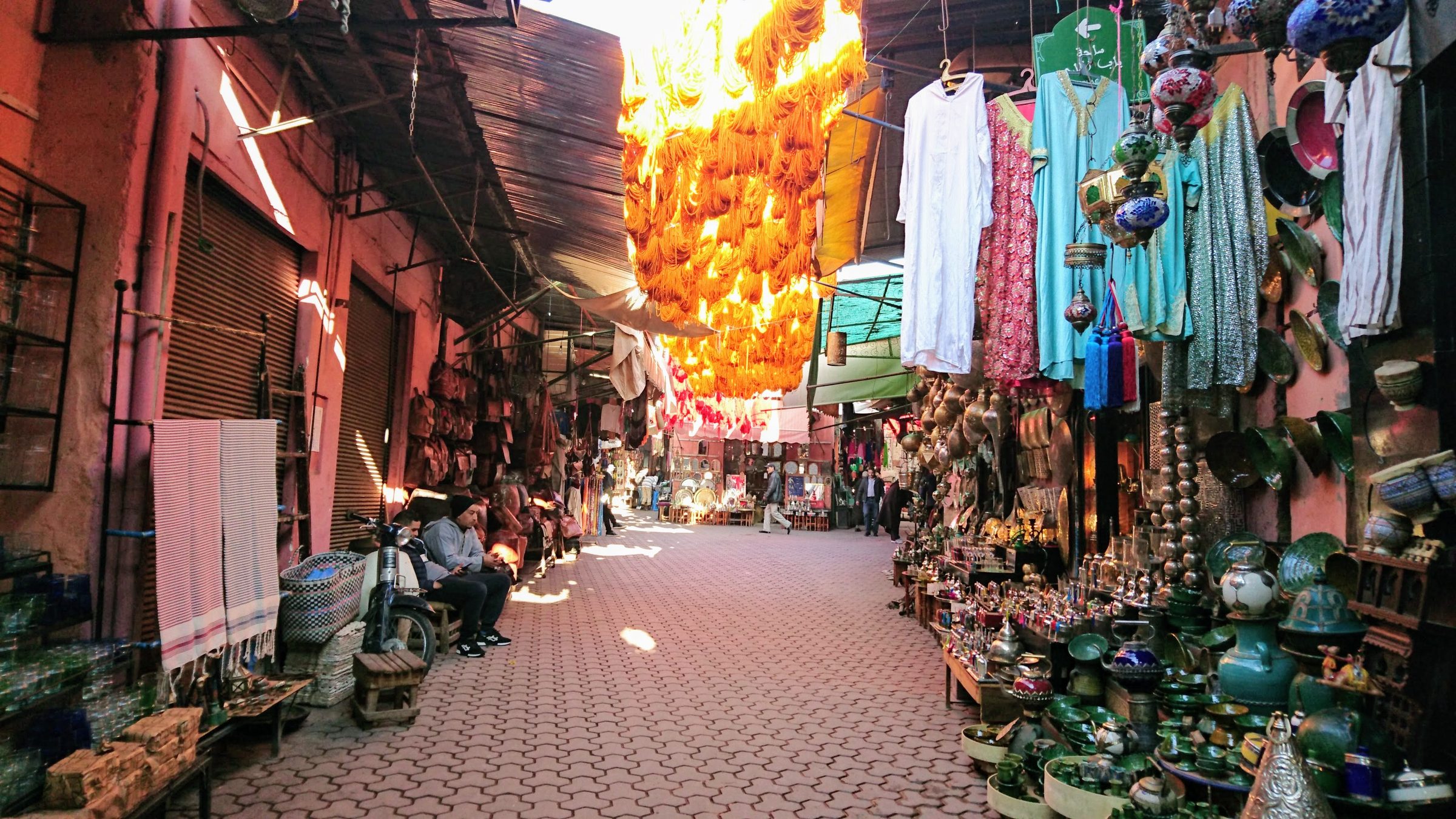 Un callejón bañado de sol entre los zocos de la medina de Marrakech