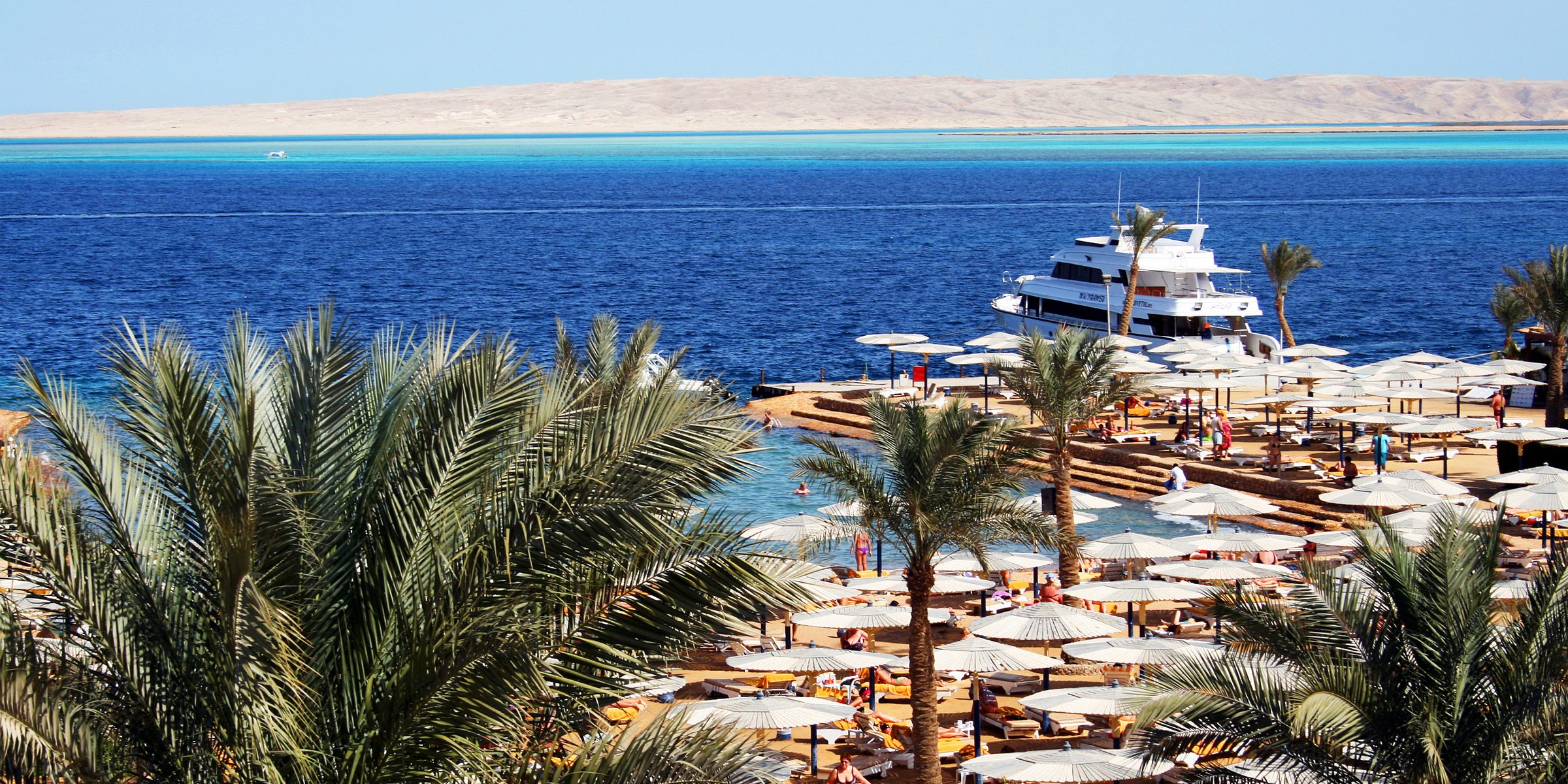 La playa bordeada de palmeras y el puerto deportivo de un hotel en Hurghada, a orillas del Mar Rojo