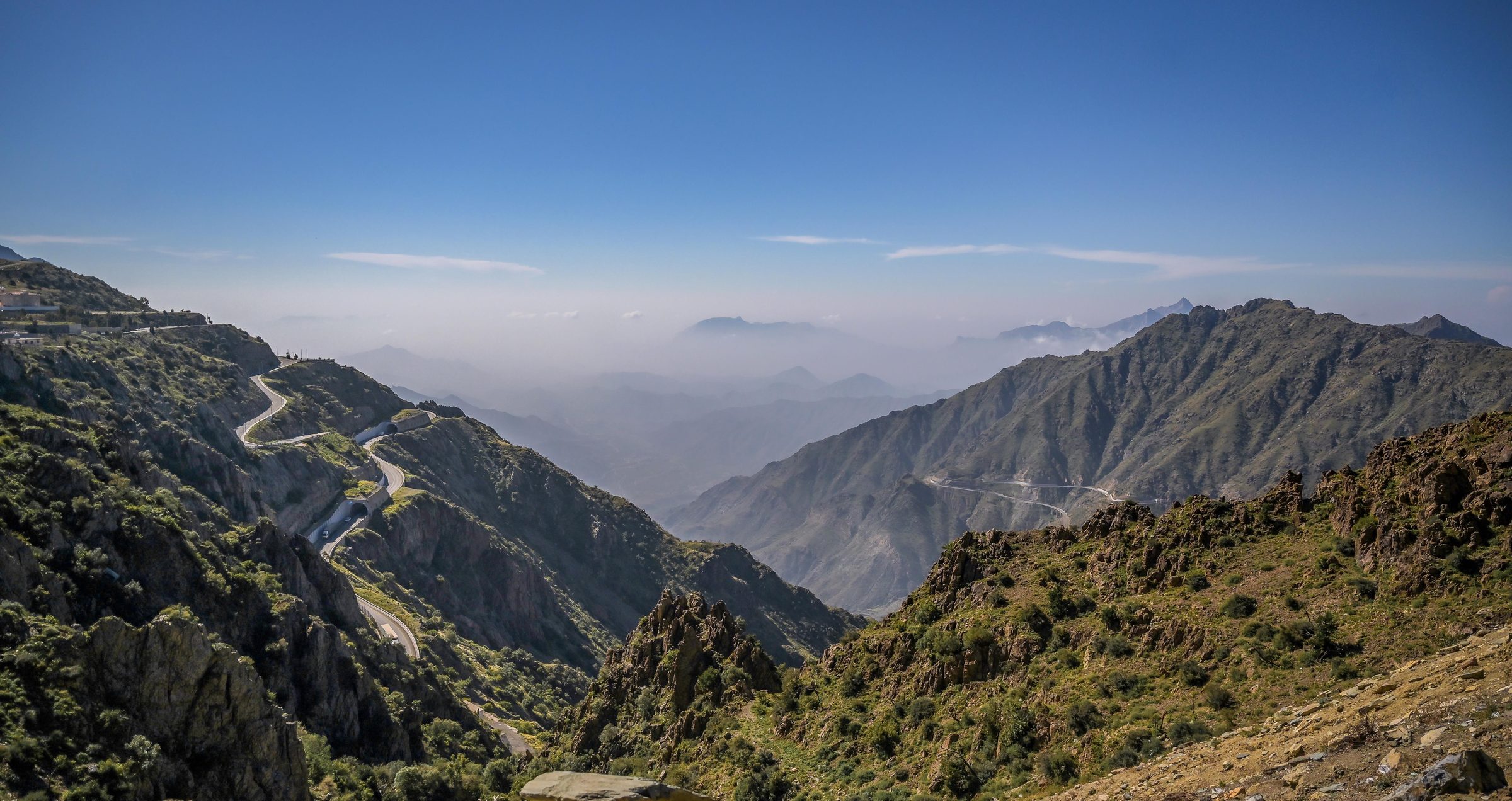 Antiguos caminos de montaña serpentean entre las verdes cumbres de Sarawat, en Al Baha
