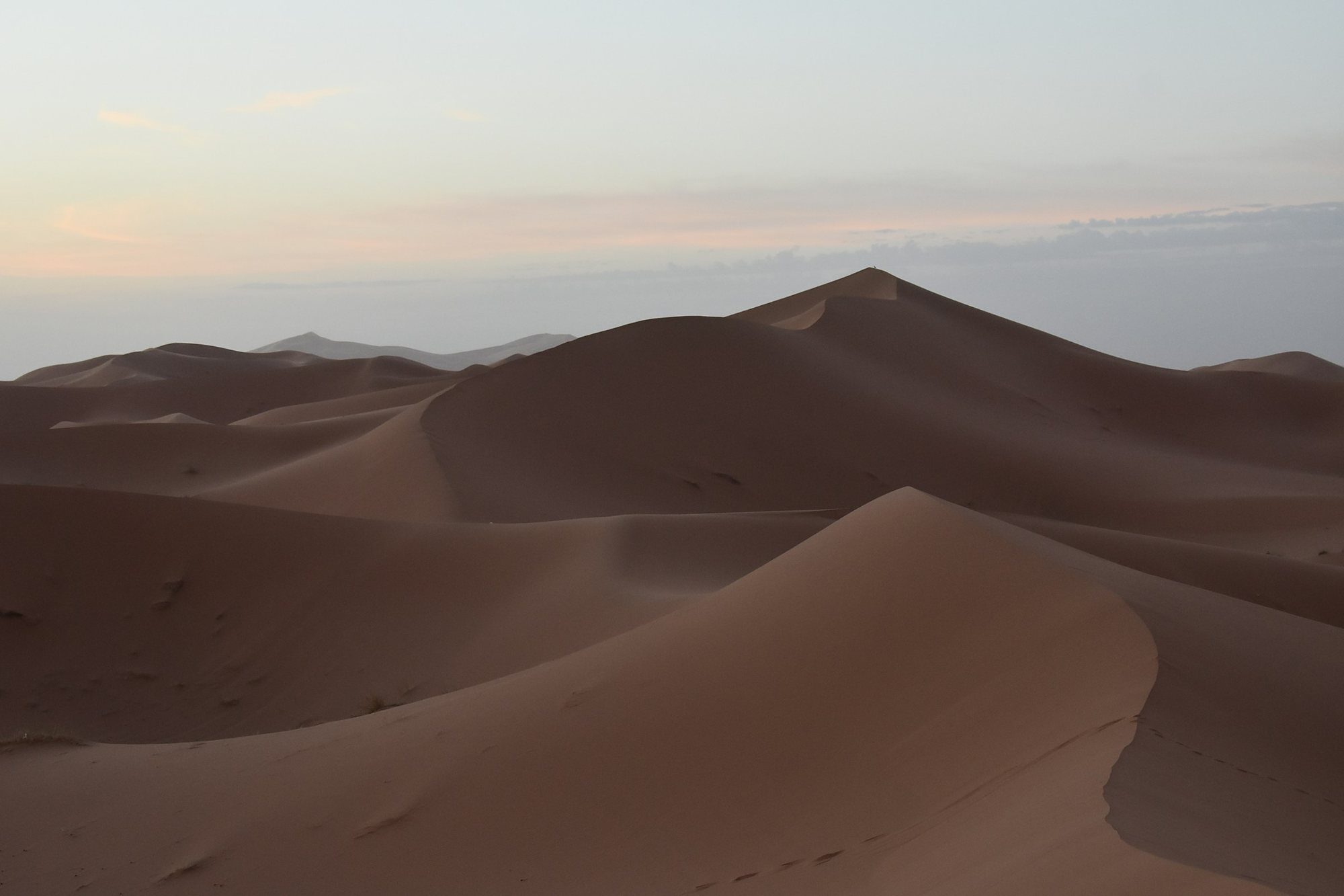 Las grandes dunas de Erg Chebbi al amanecer cerca de Merzouga, Marruecos