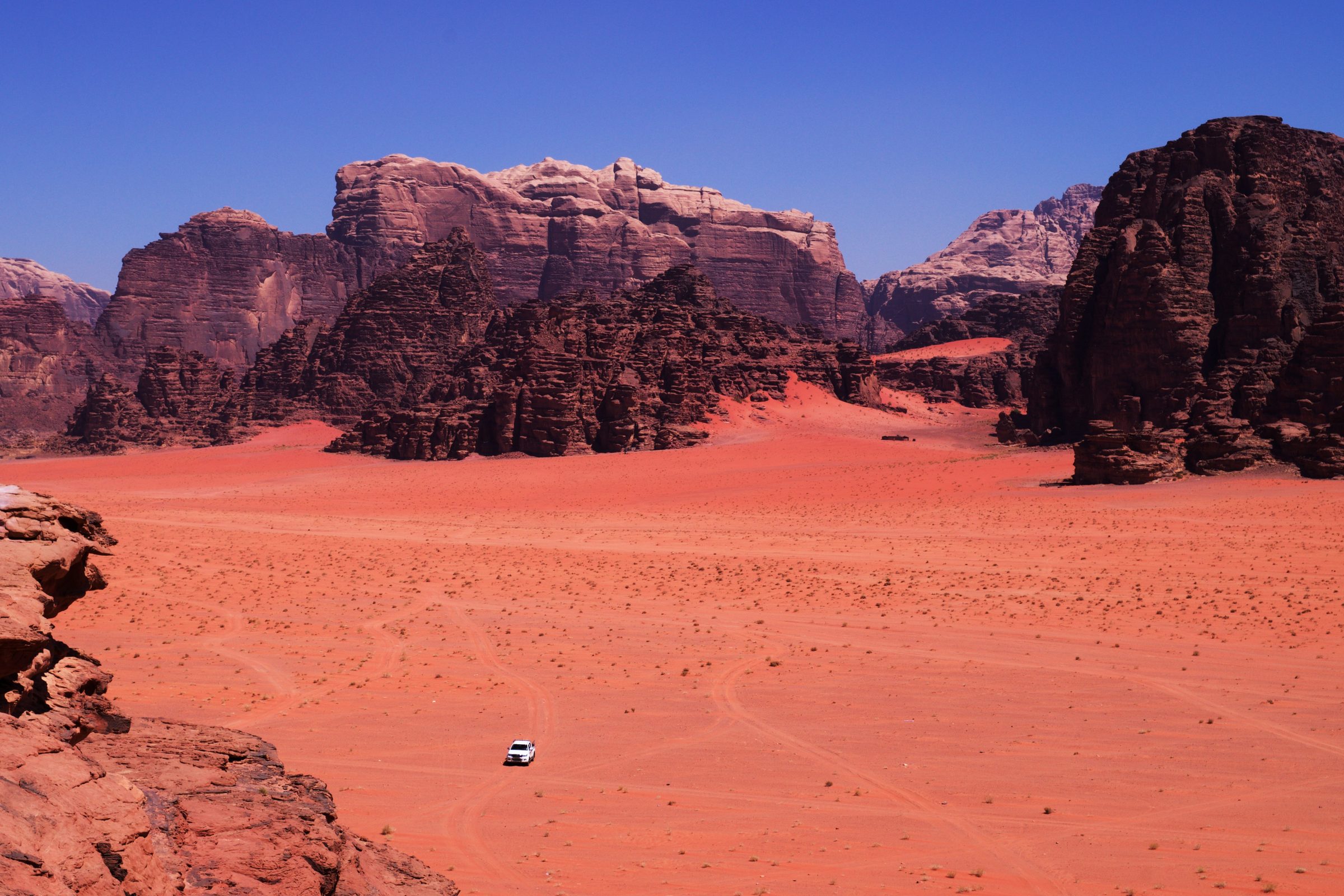 Arenas rojas y picos de arenisca de Wadi Rum, Jordania
