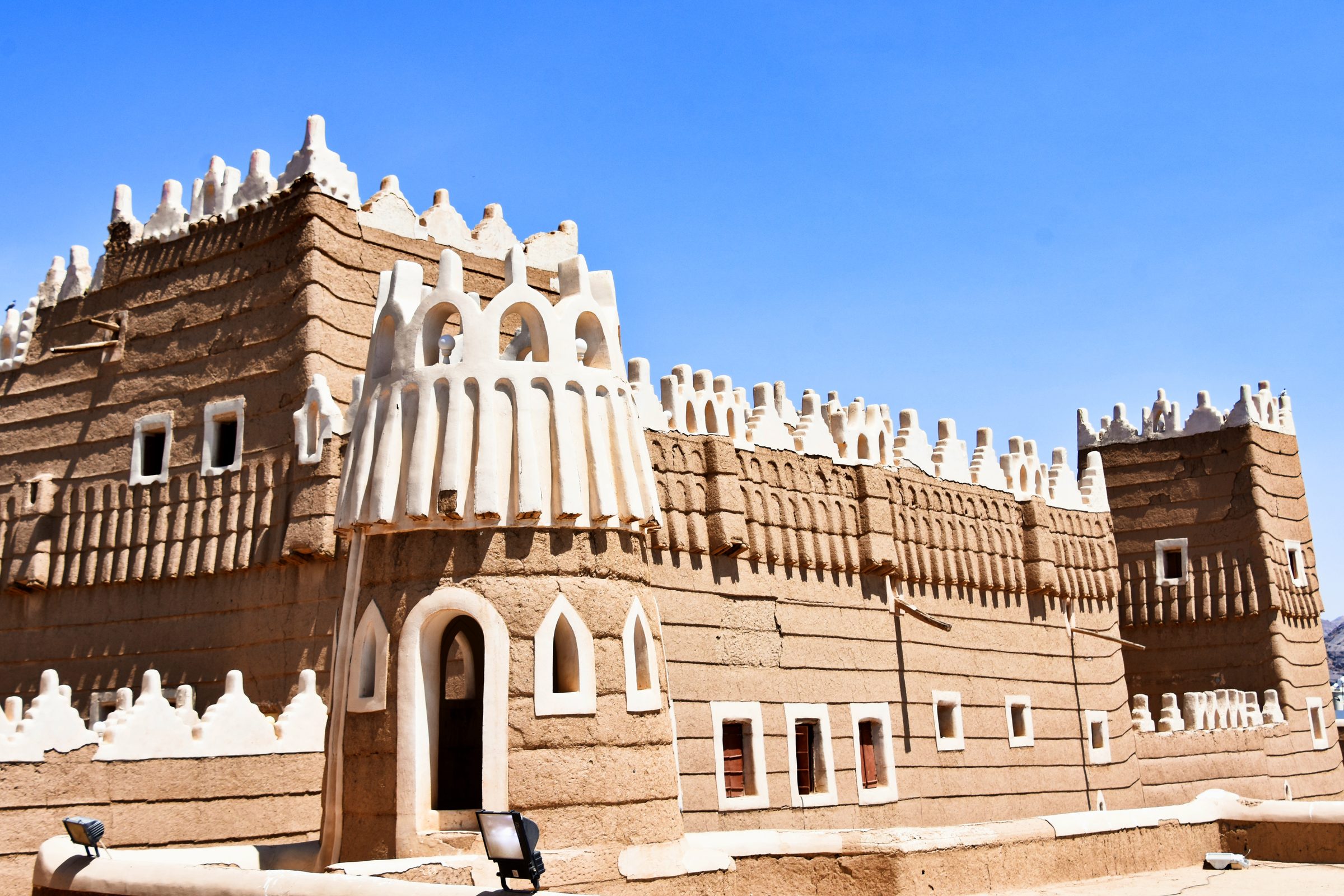 El Palacio de Emara en Najrán, con sus torres de adobe ribeteadas de blanco