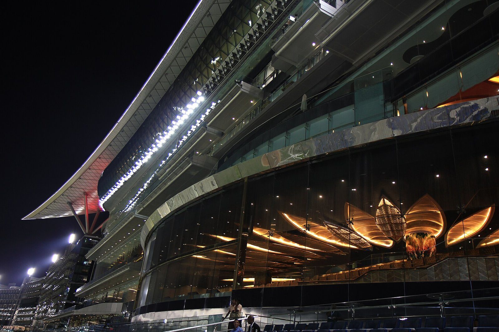 La amplia tribuna iluminada del hipódromo de Meydan en Dubái de noche