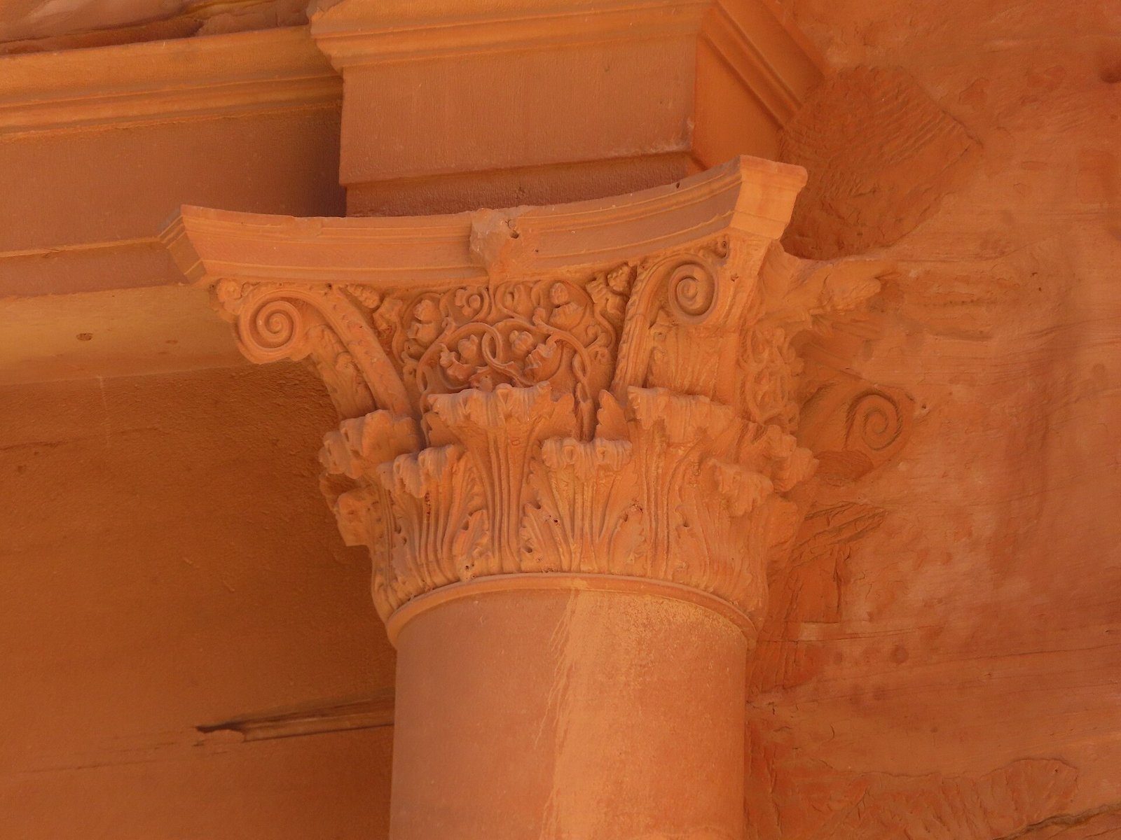 Un capitel nabateo tallado en la fachada rosada del Tesoro de Petra, la gran ciudad de caravanas de la ruta del incienso.