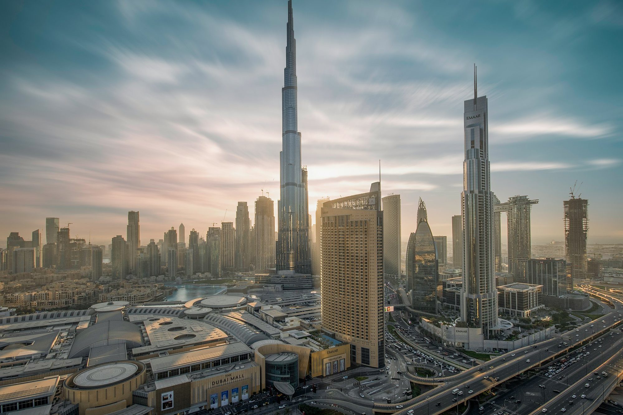 El Burj Khalifa y Downtown Dubai con la luz de la tarde