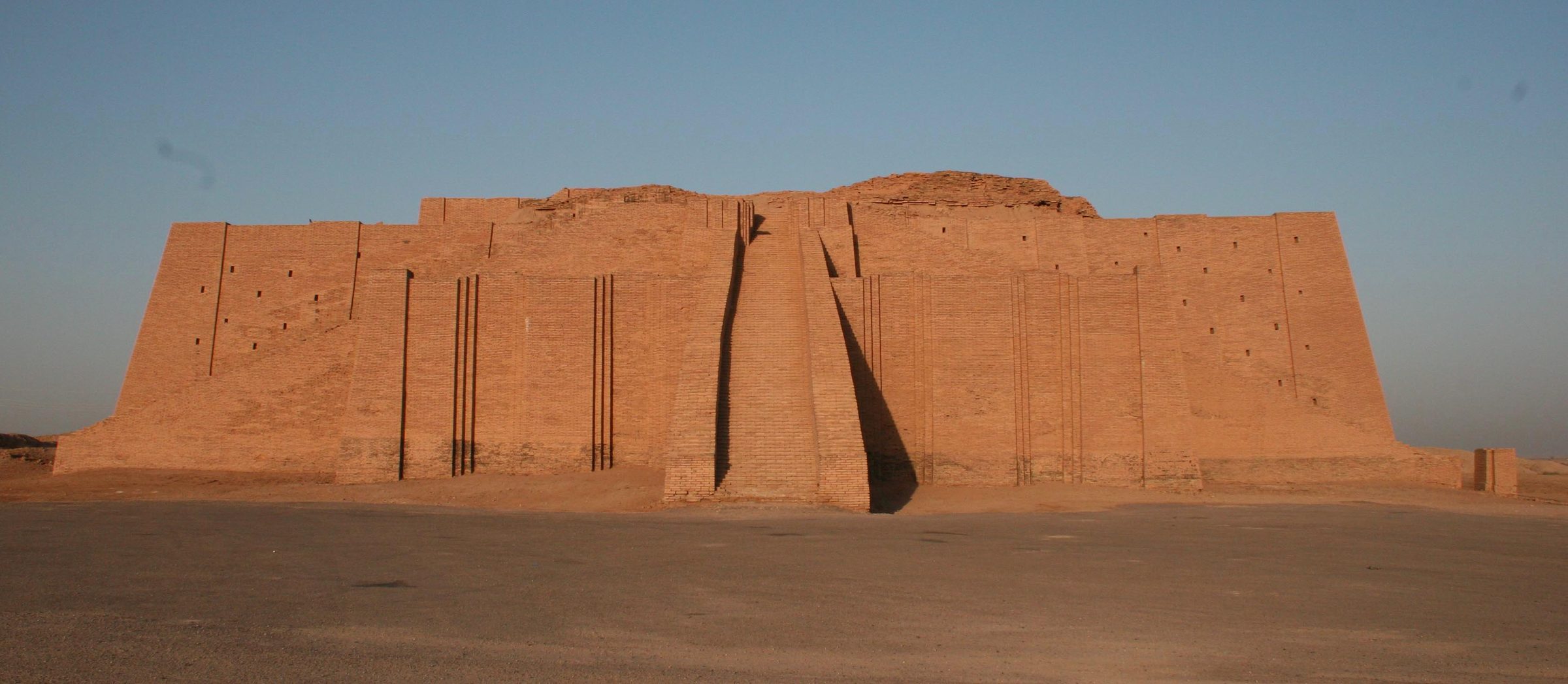 El Gran Zigurat de Ur, de más de cuatro mil años de antigüedad, en el sur de Irak