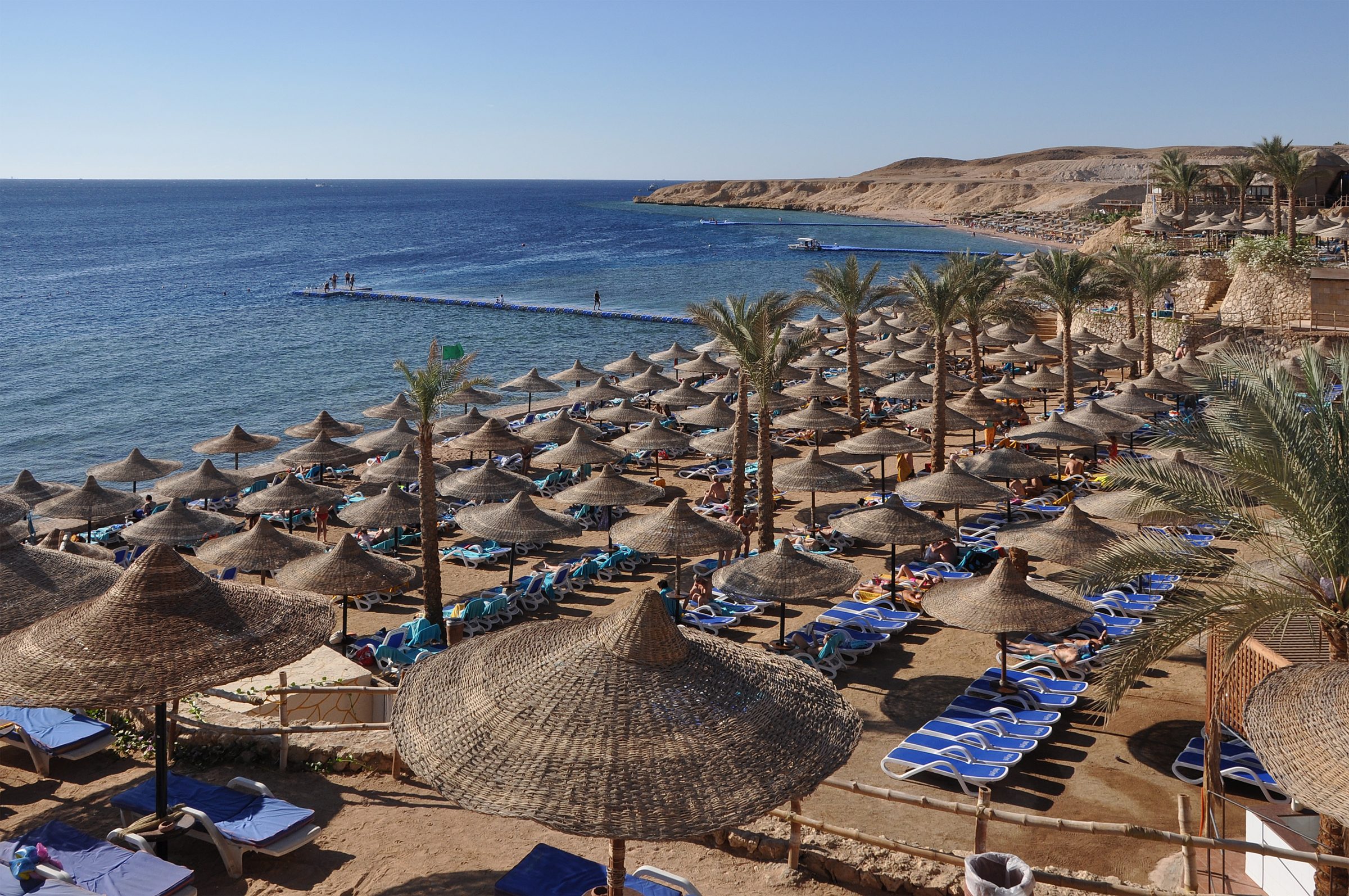 Sombrillas de hoja de palma sobre White Knight Bay, Sharm el-Sheikh
