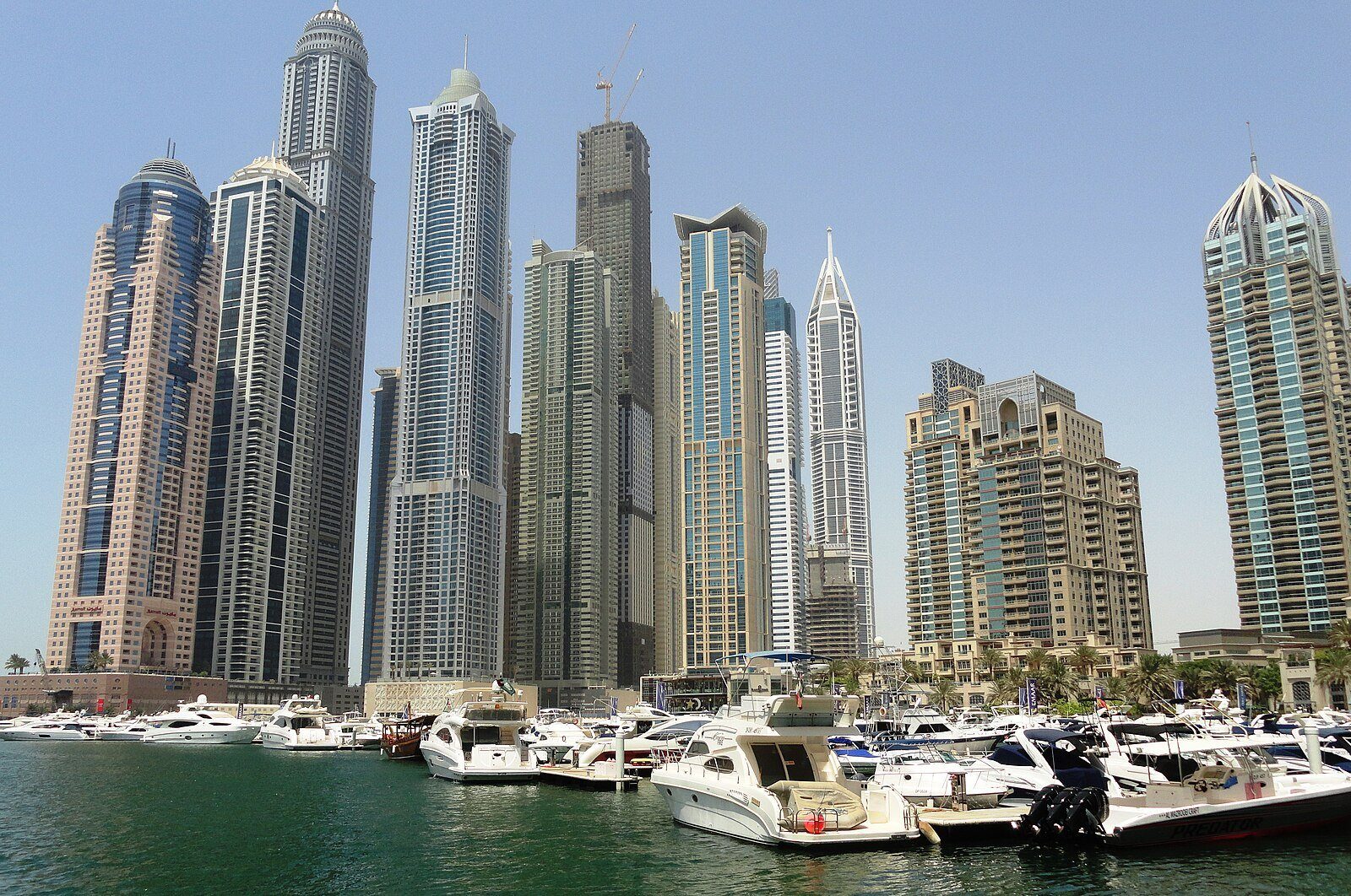 Torres residenciales, como 23 Marina, se alzan sobre hileras de yates amarrados en Dubai Marina.