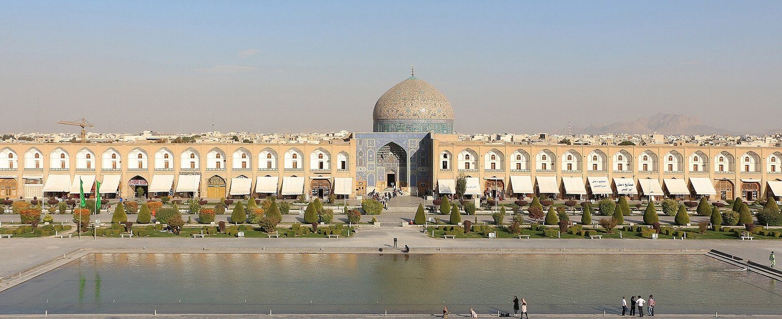La plaza Naqsh-e Jahan de Isfahán, con su largo estanque, sus arcadas y la cúpula de azulejos de la mezquita del Jeque Lotfollah.