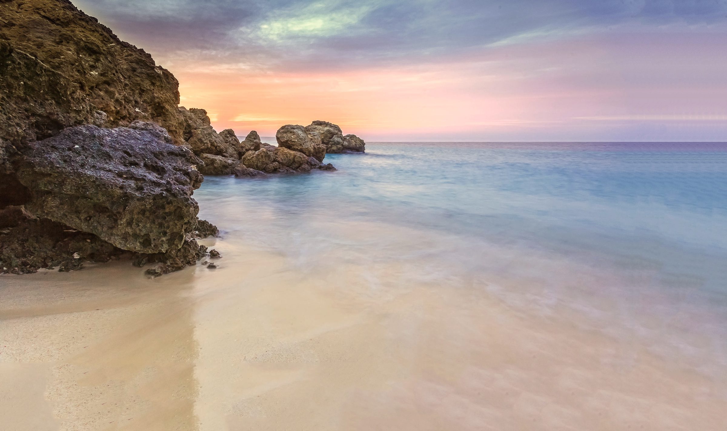 Una playa apacible al amanecer en las islas Farasan, en el Mar Rojo