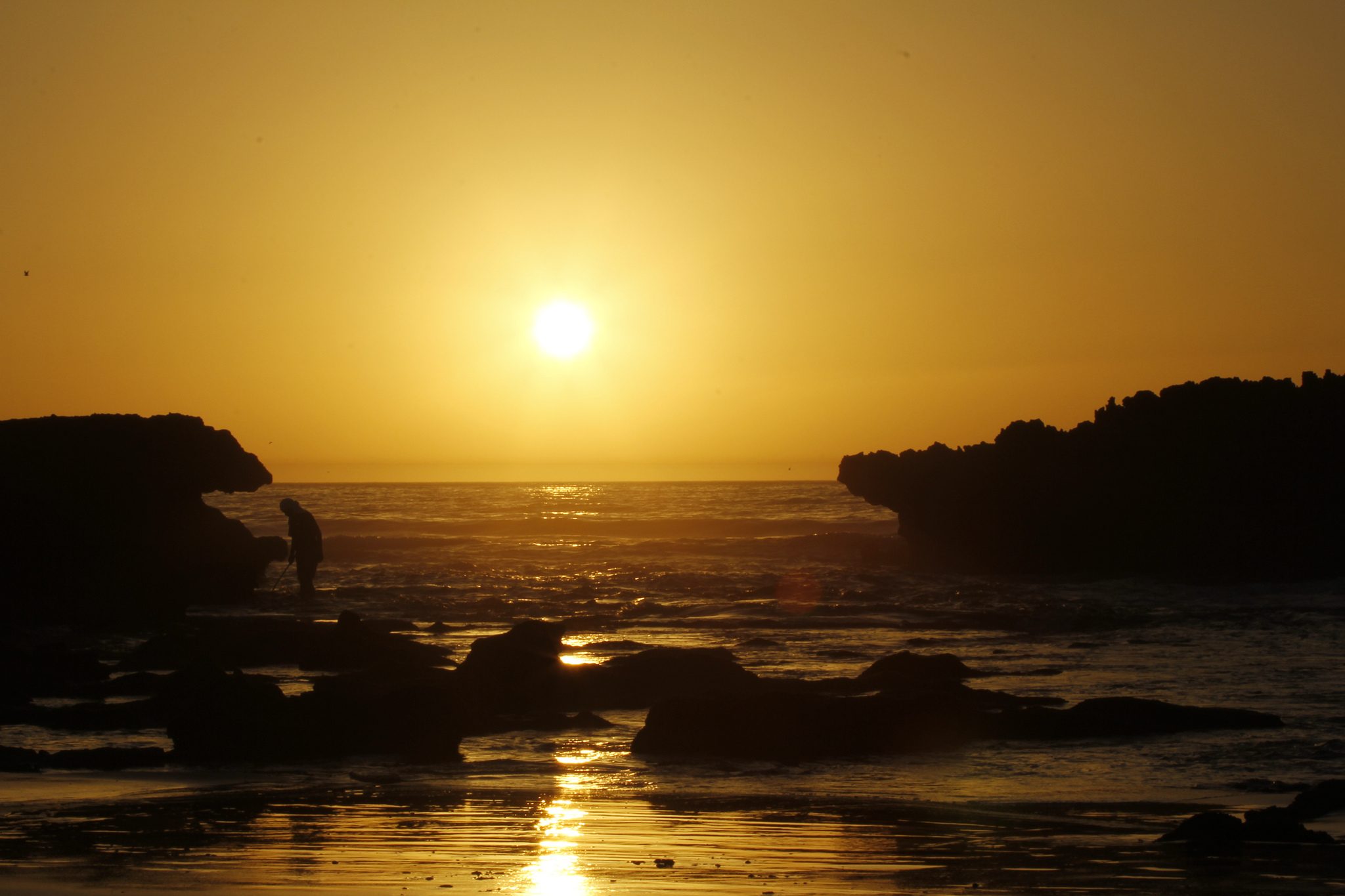 Atardecer sobre las rocas y el oleaje atlántico de Taghazout, Marruecos