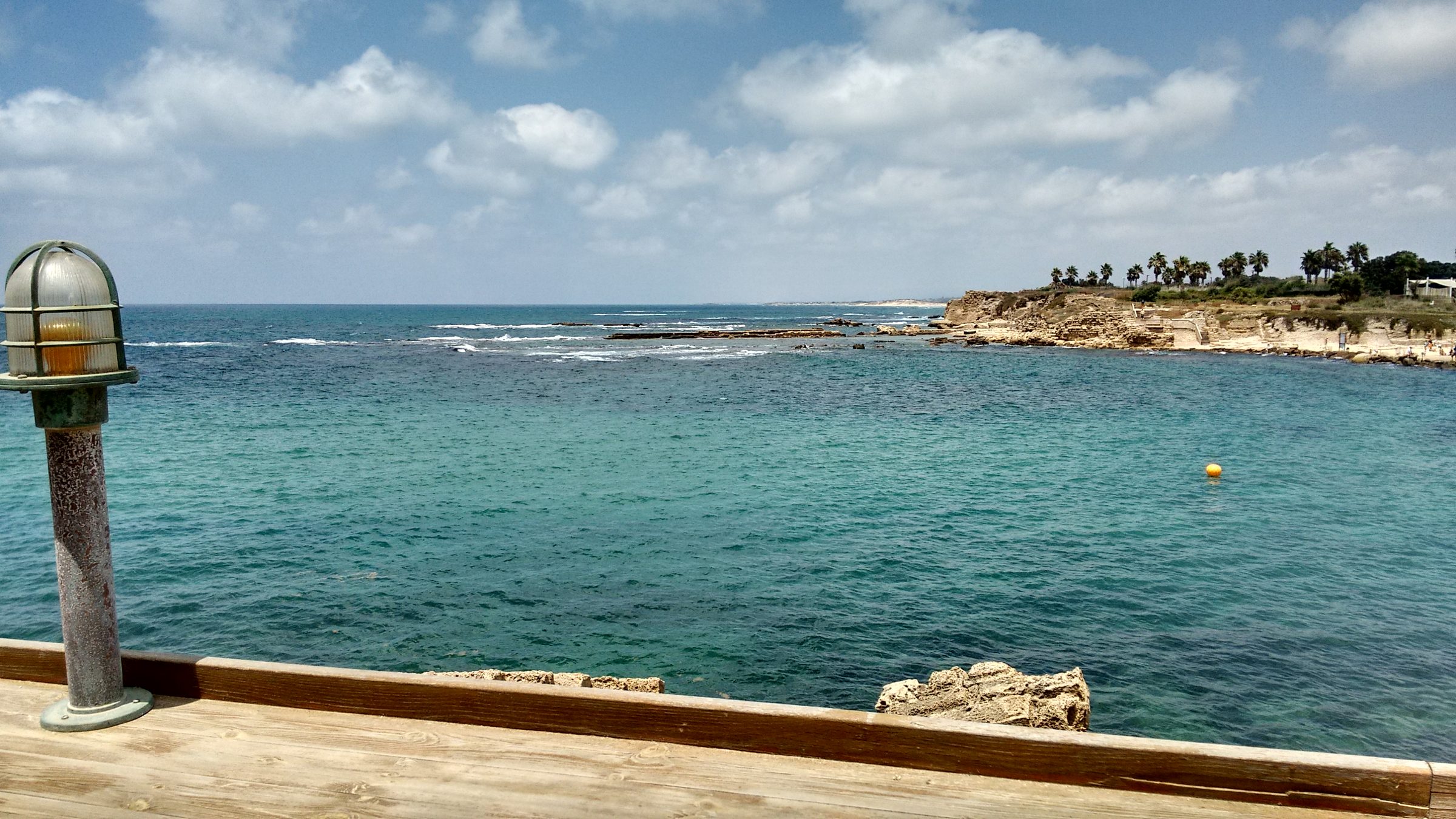 El antiguo puerto de Cesarea a orillas del Mediterráneo