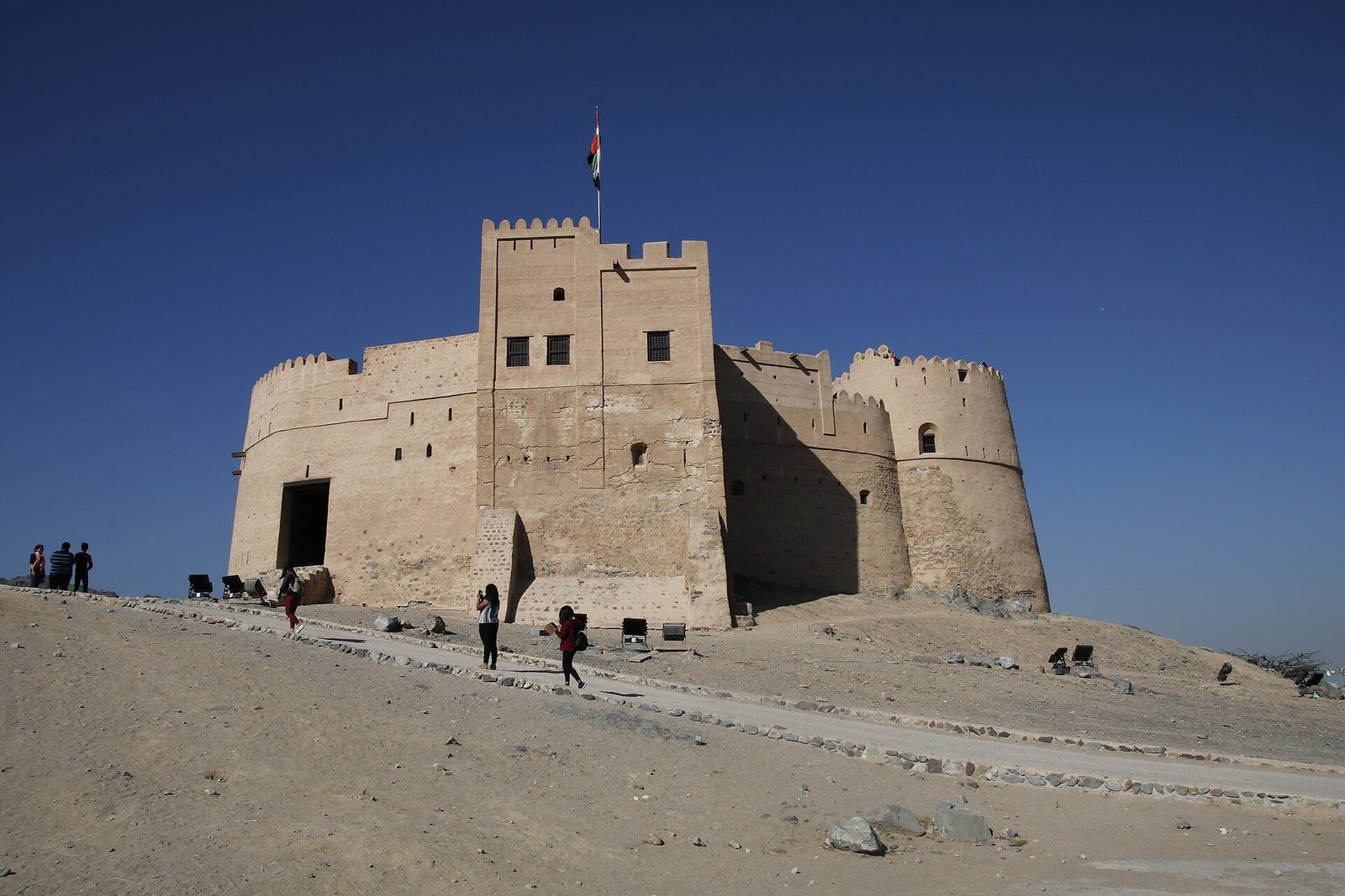 Las torres de piedra del Fuerte de Fujairah, sede de los antepasados de la familia gobernante, recortadas contra un cielo azul intenso.
