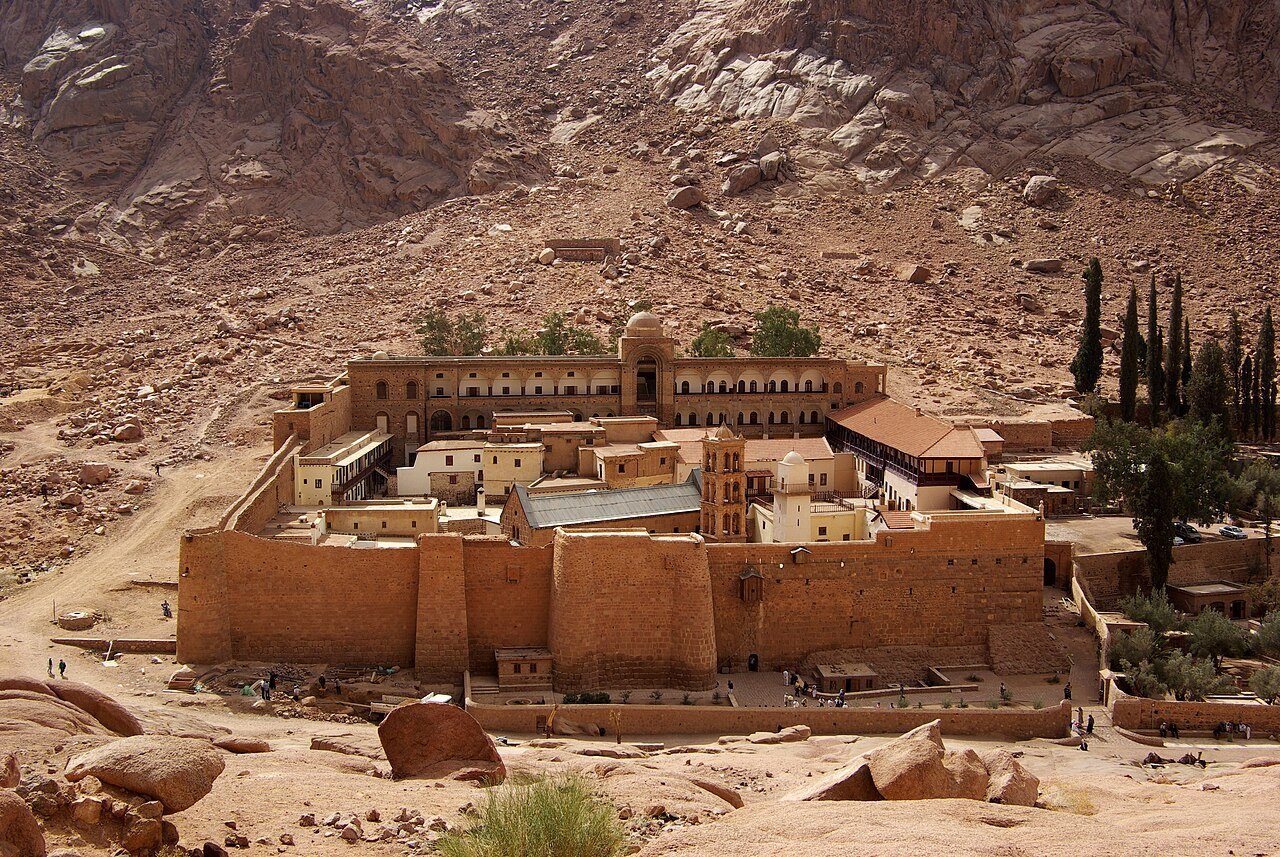 El Monasterio de Santa Catalina y sus cipreses al pie del monte Sinaí, Egipto.