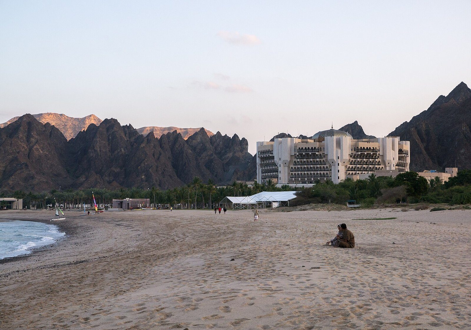 Al Bustan Palace, a Ritz-Carlton Hotel, sobre su playa bajo las escarpadas montañas cerca de Mascate, Omán