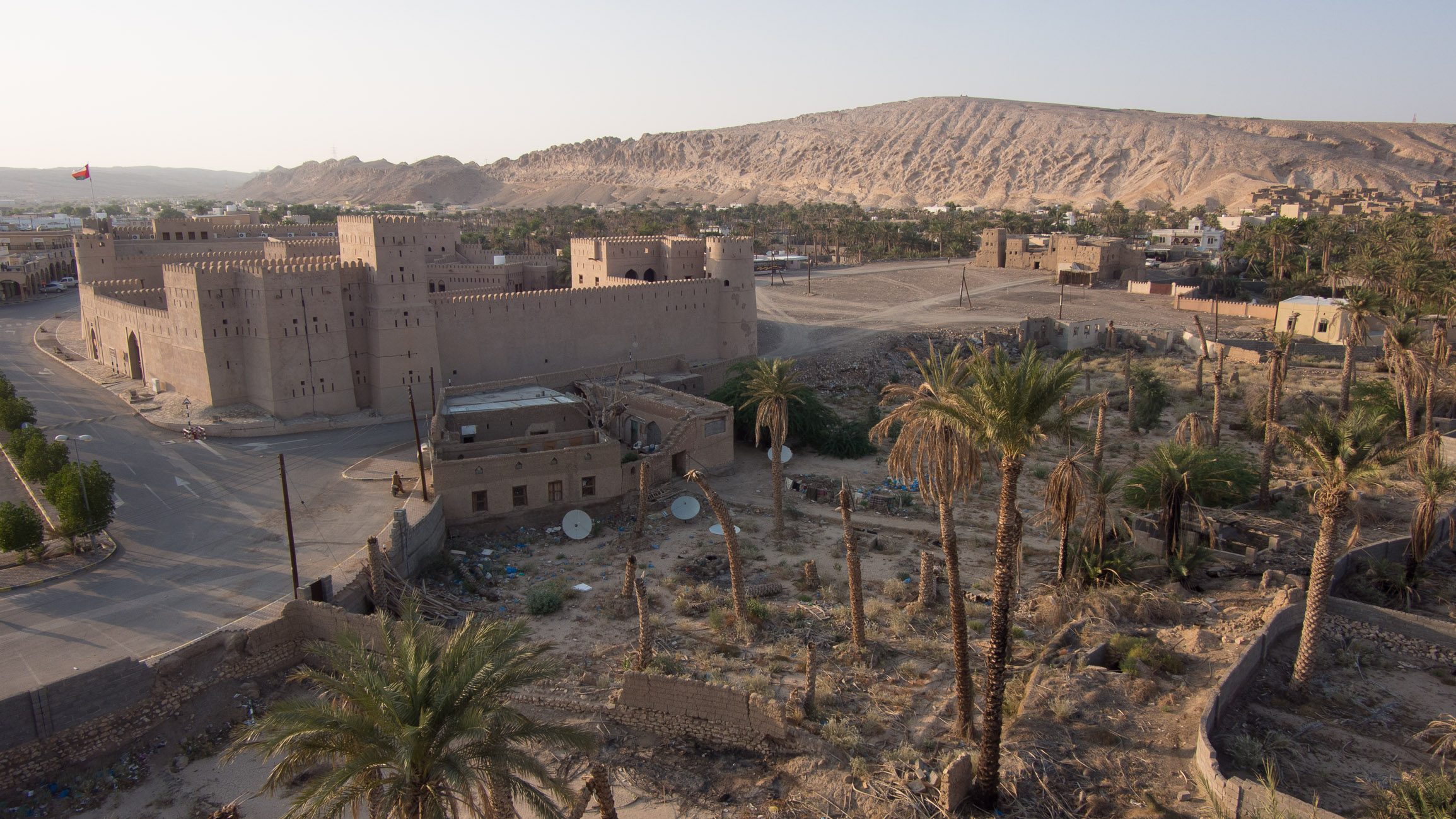 El Fuerte de Ibri y las casas de adobe abandonadas del casco antiguo, Omán