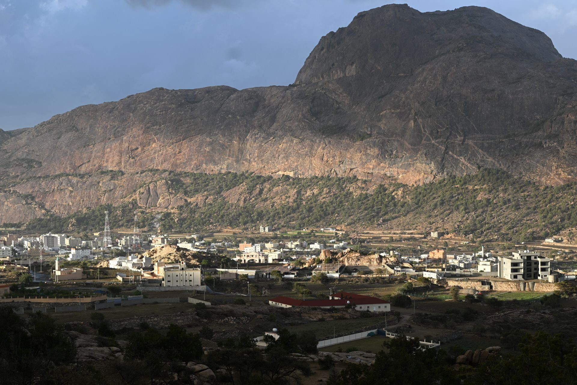 Una aldea de montaña al pie de los picos de granito de las tierras altas de Asir, Arabia Saudí