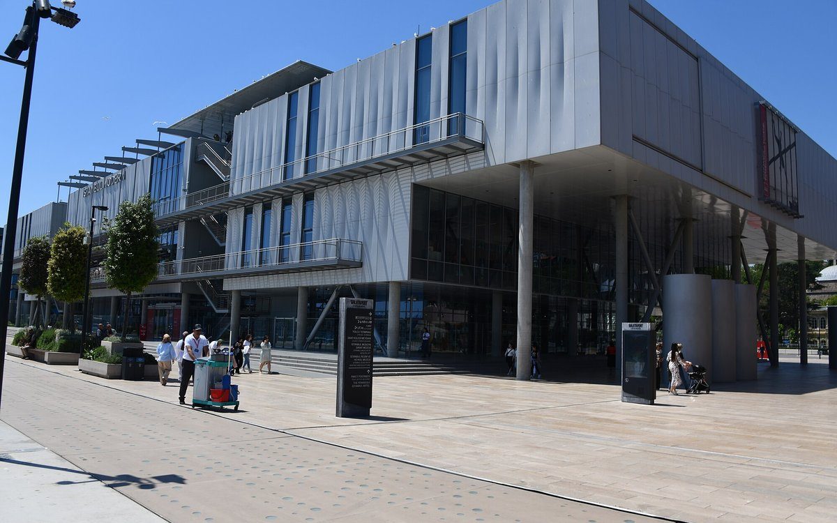 El Istanbul Modern de Renzo Piano, revestido de plata, se alza en el frente marítimo de Karaköy junto al Bósforo.