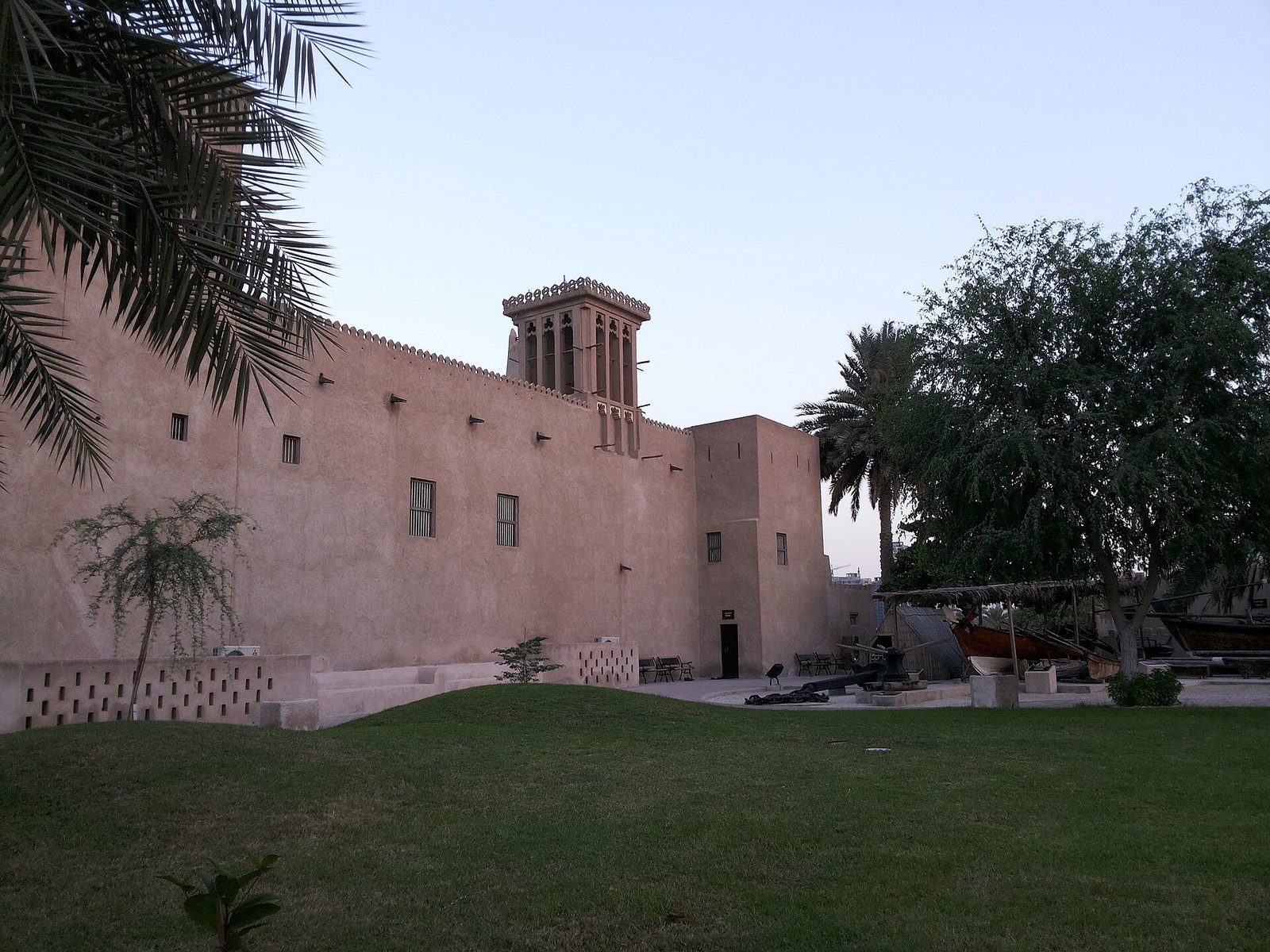 La torre de viento y los muros de piedra coralina del Fuerte de Ajman, del siglo XVIII, hoy Museo de Ajman