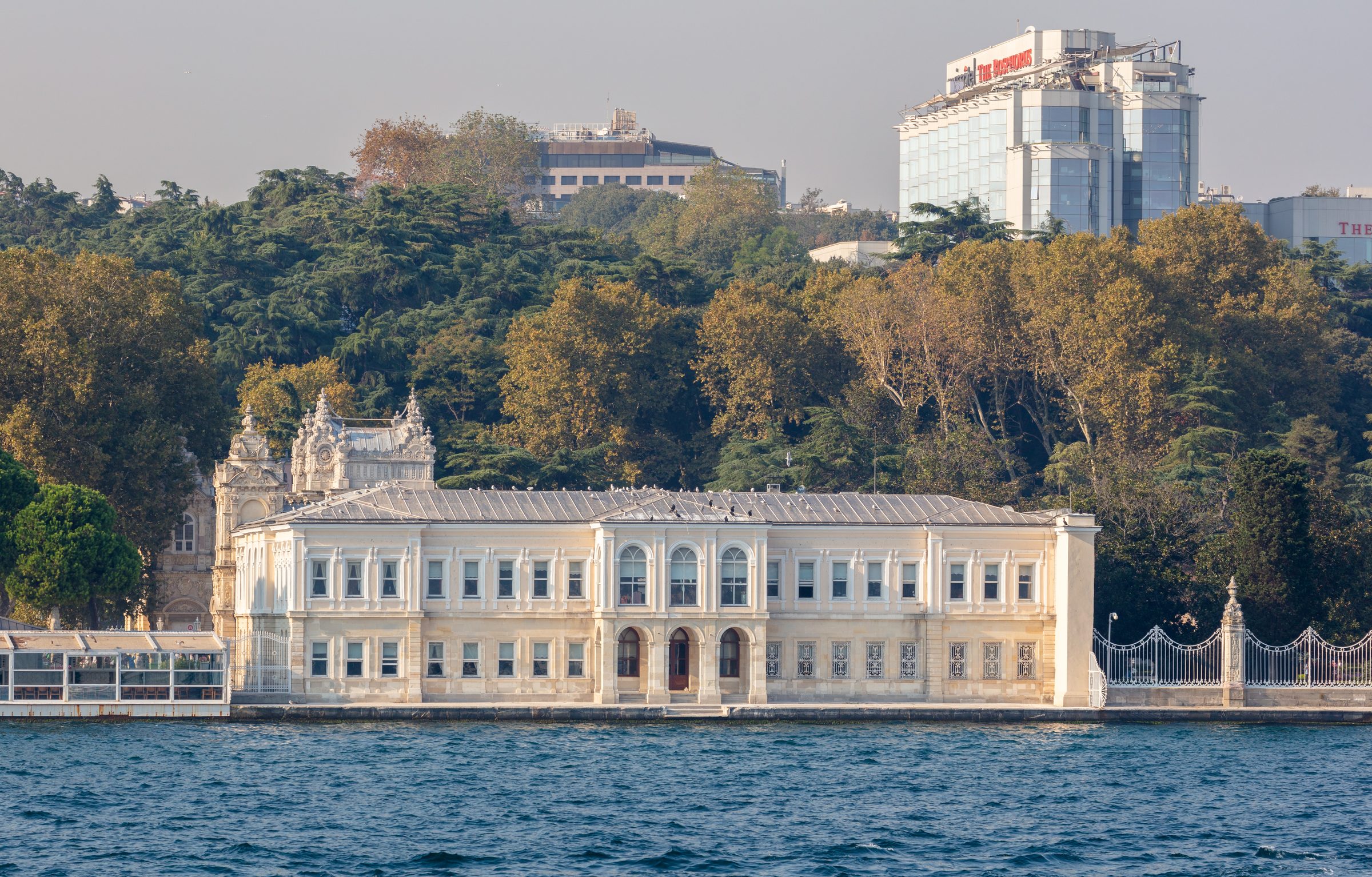 El Palacio de Dolmabahçe a orillas del Bósforo, Estambul