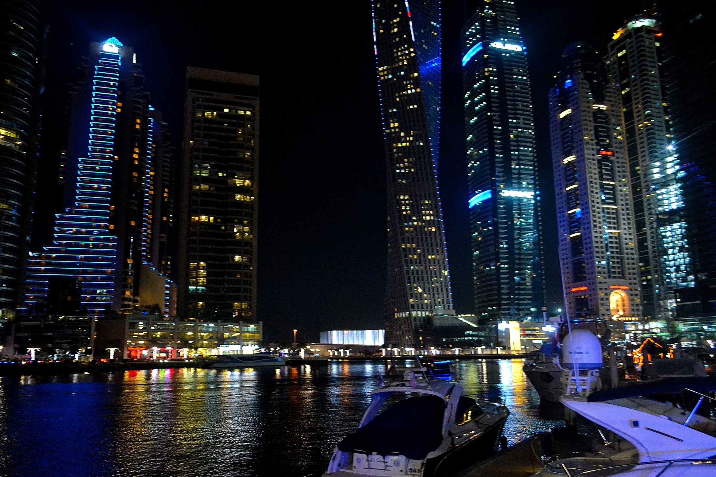 Las torres de Dubai Marina iluminadas de noche