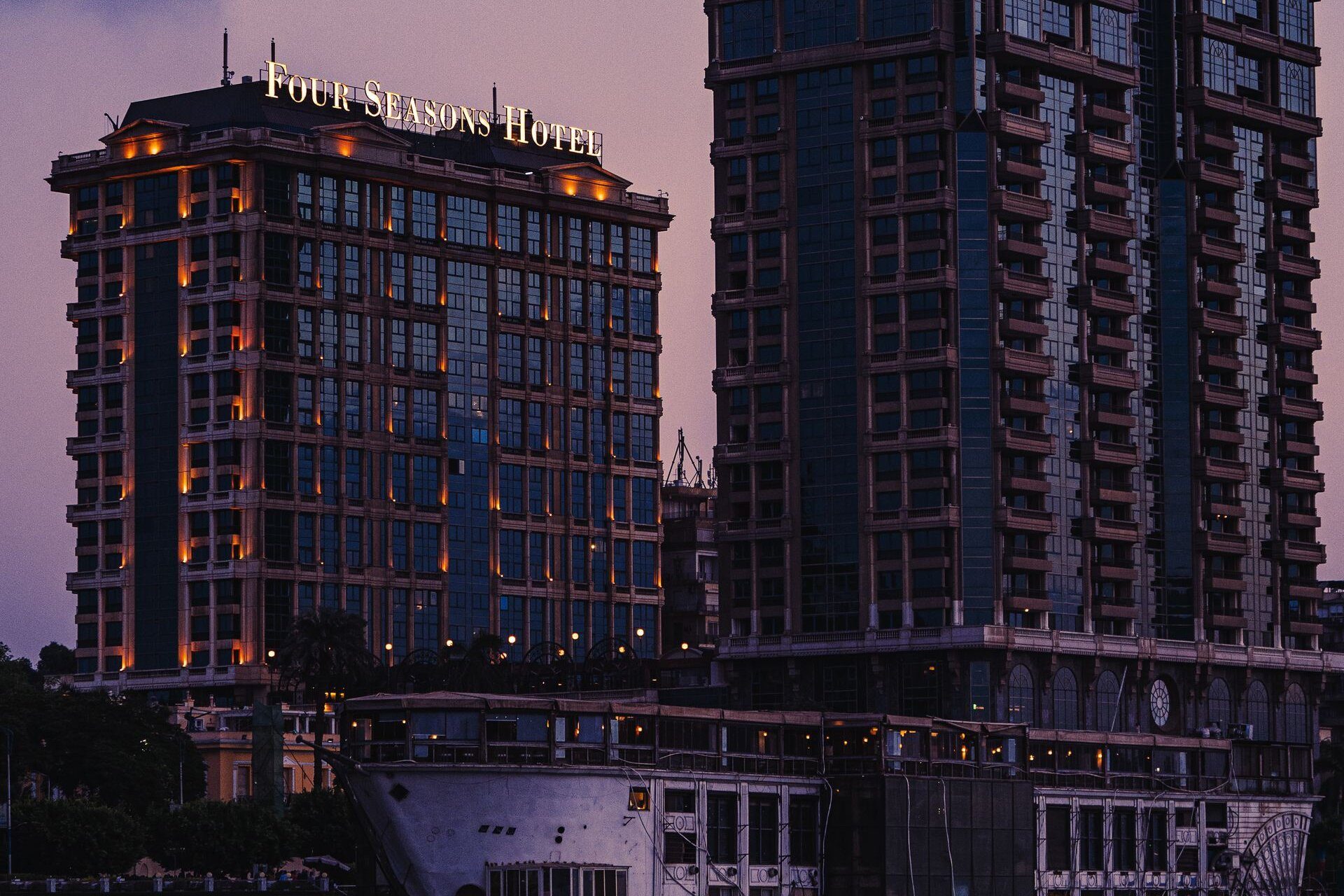 El Four Seasons Hotel junto al Nilo al anochecer, El Cairo