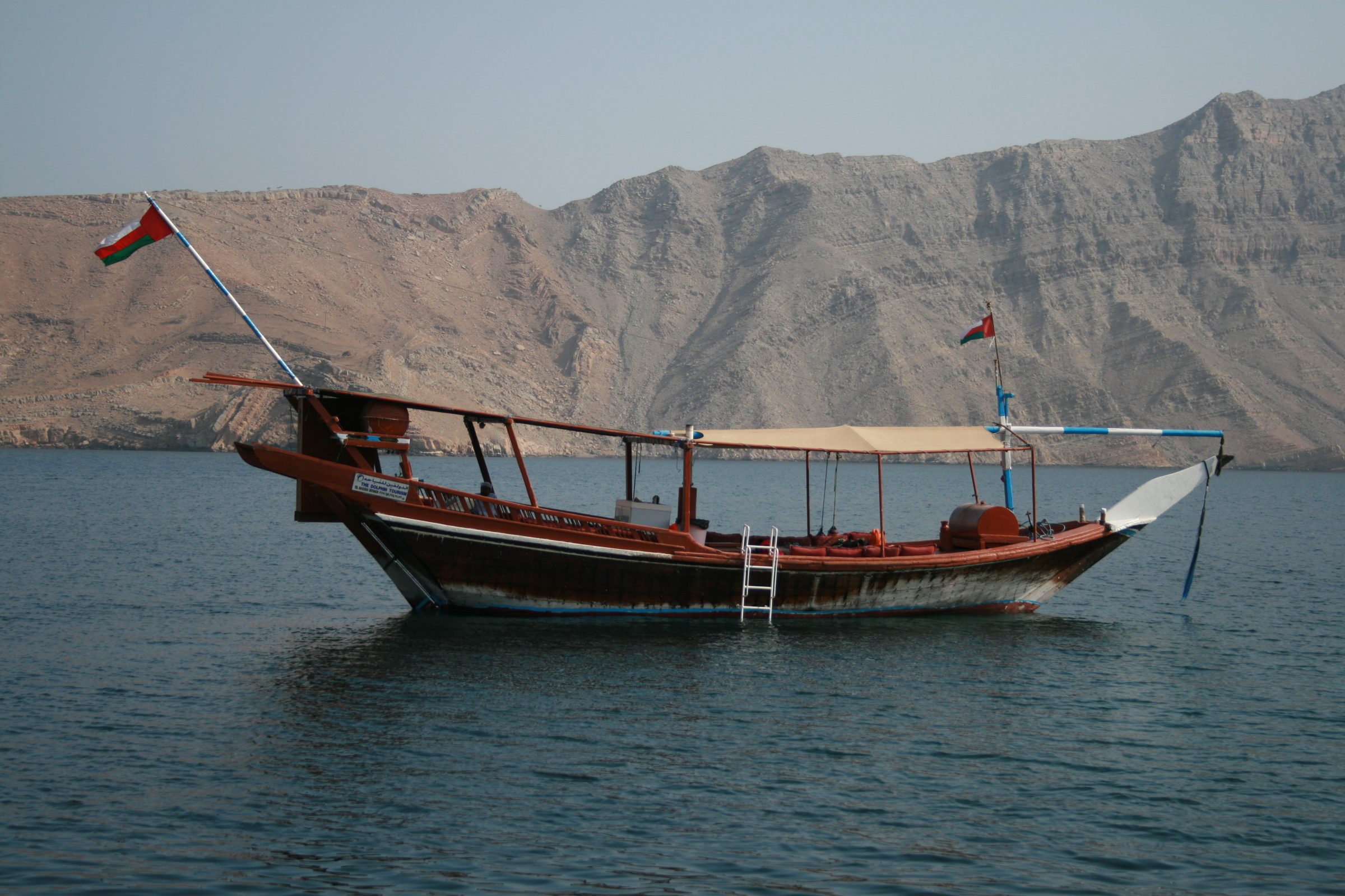 Un dhow tradicional en los khors de la península de Musandam, Omán