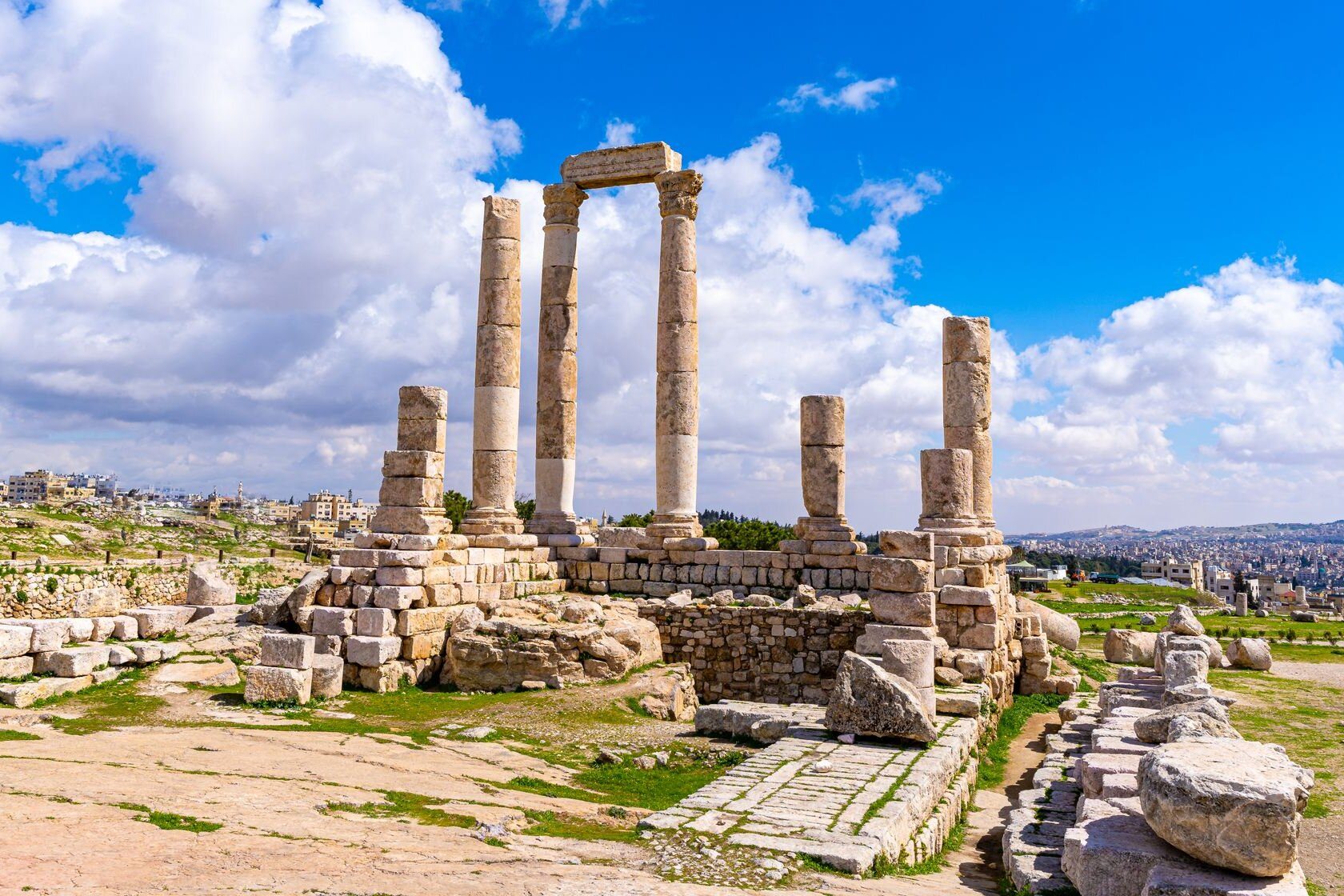 Las columnas del Templo de Hércules en la Ciudadela de Ammán, sobre la ciudad