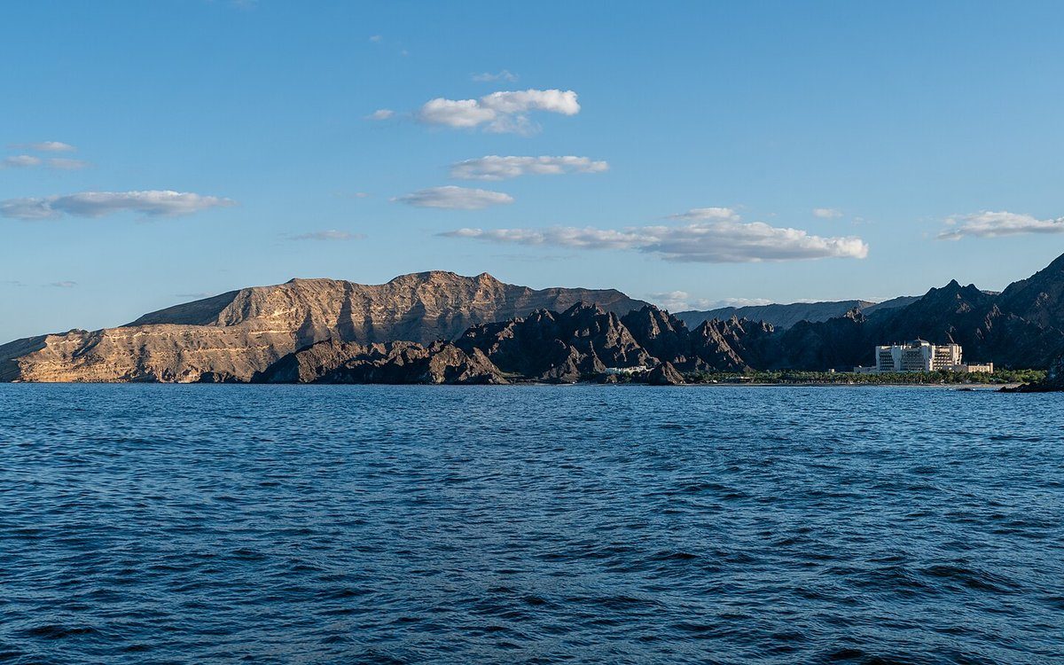 El Al Bustan Palace en su bahía privada bajo las montañas Hajar, visto desde el golfo de Omán cerca de Mascate