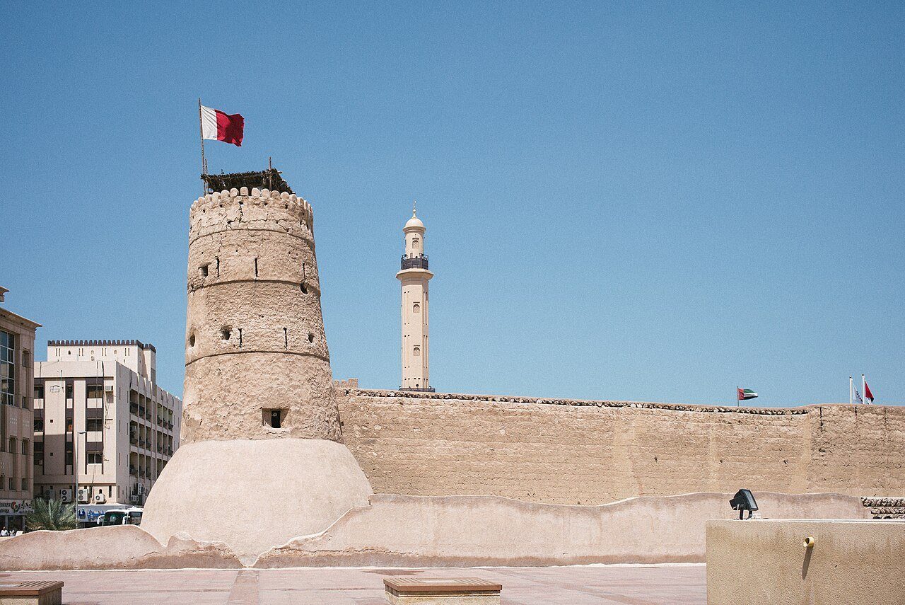 La atalaya redonda y las murallas del Fuerte Al Fahidi, sede del Museo de Dubái, bajo un cielo azul despejado.