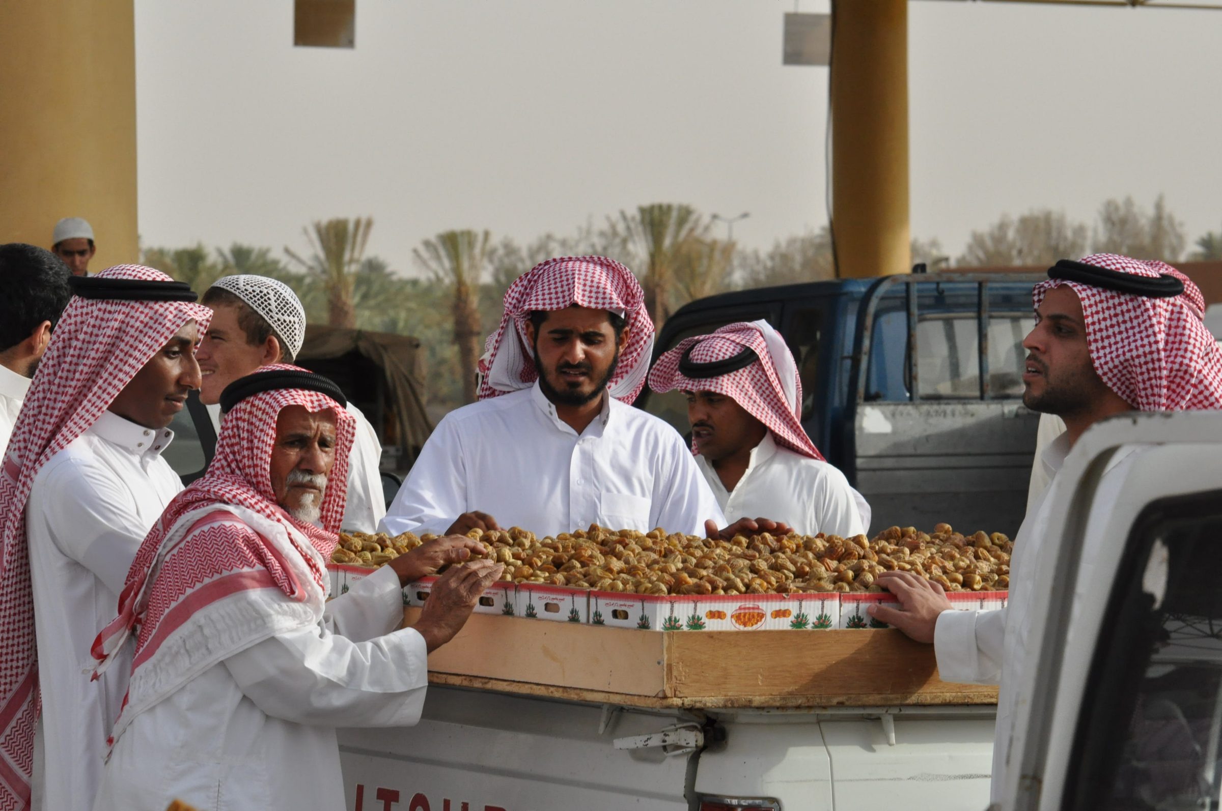 Comerciantes en el mercado de dátiles de Buraidah, el mayor del Reino, Qassim