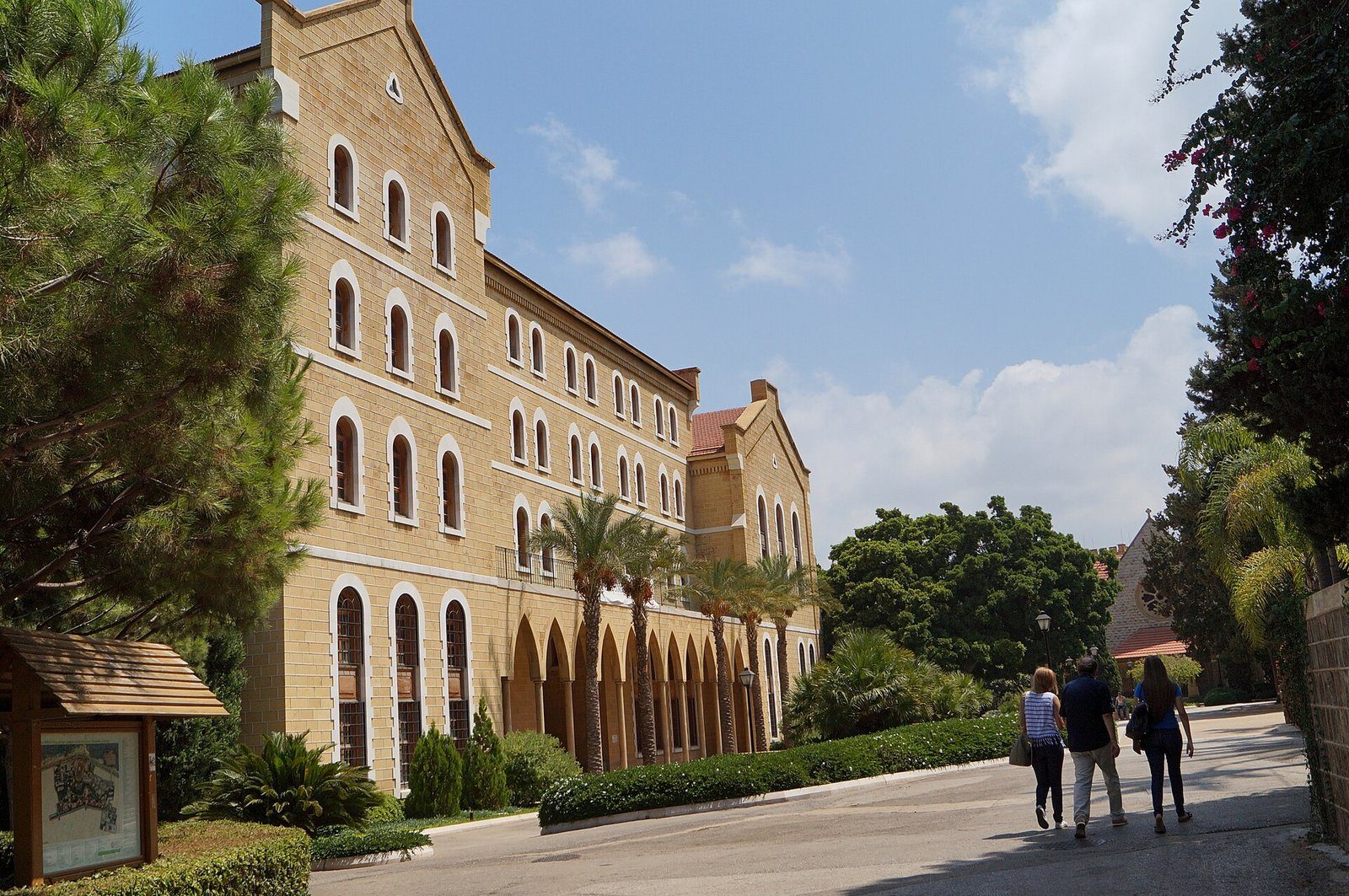 College Hall en la Universidad Americana de Beirut, fundada por estadounidenses en 1866, entre pinos y palmeras