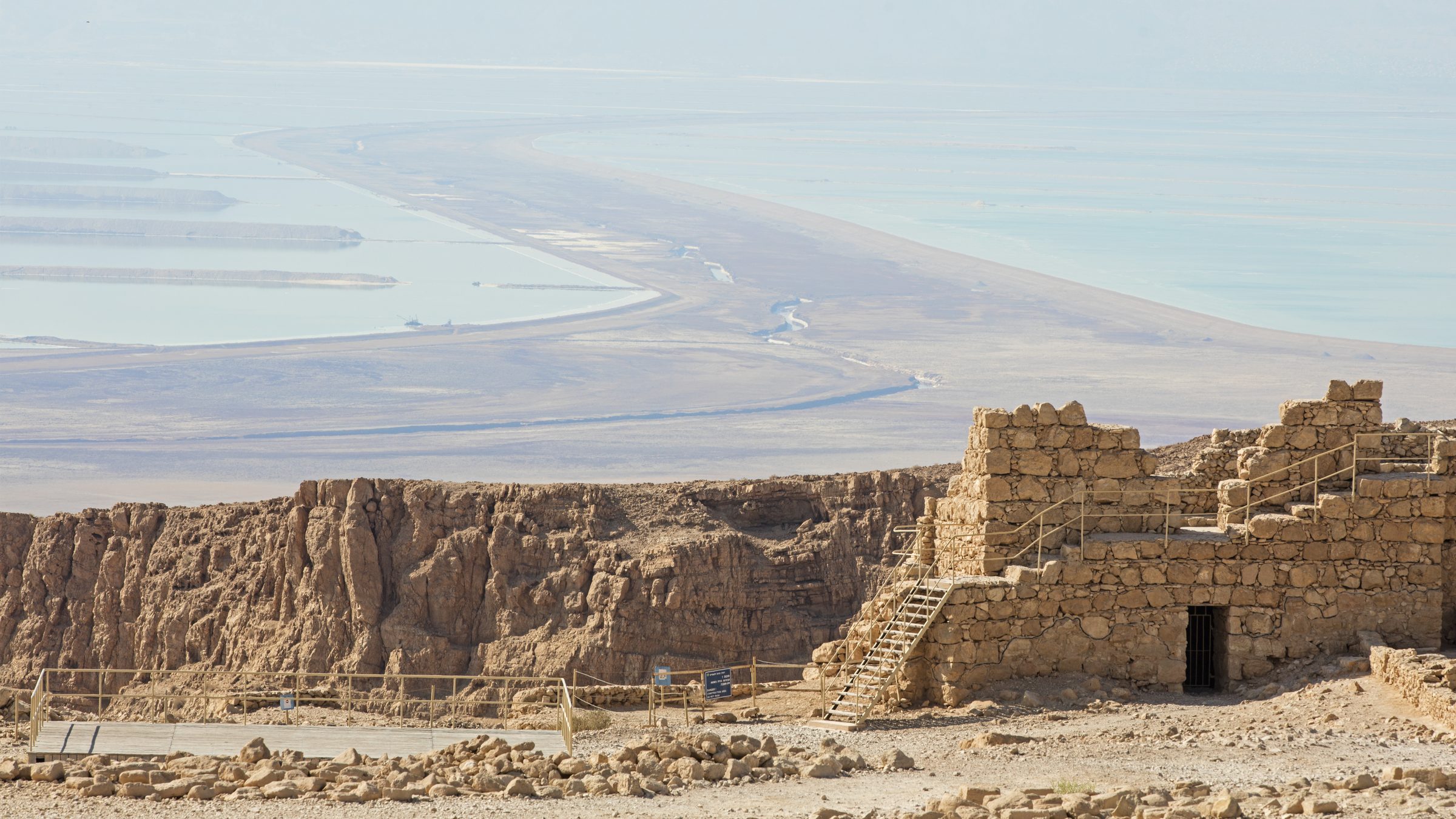 El Mar Muerto desde la fortaleza de Masada, en lo alto de la montaña