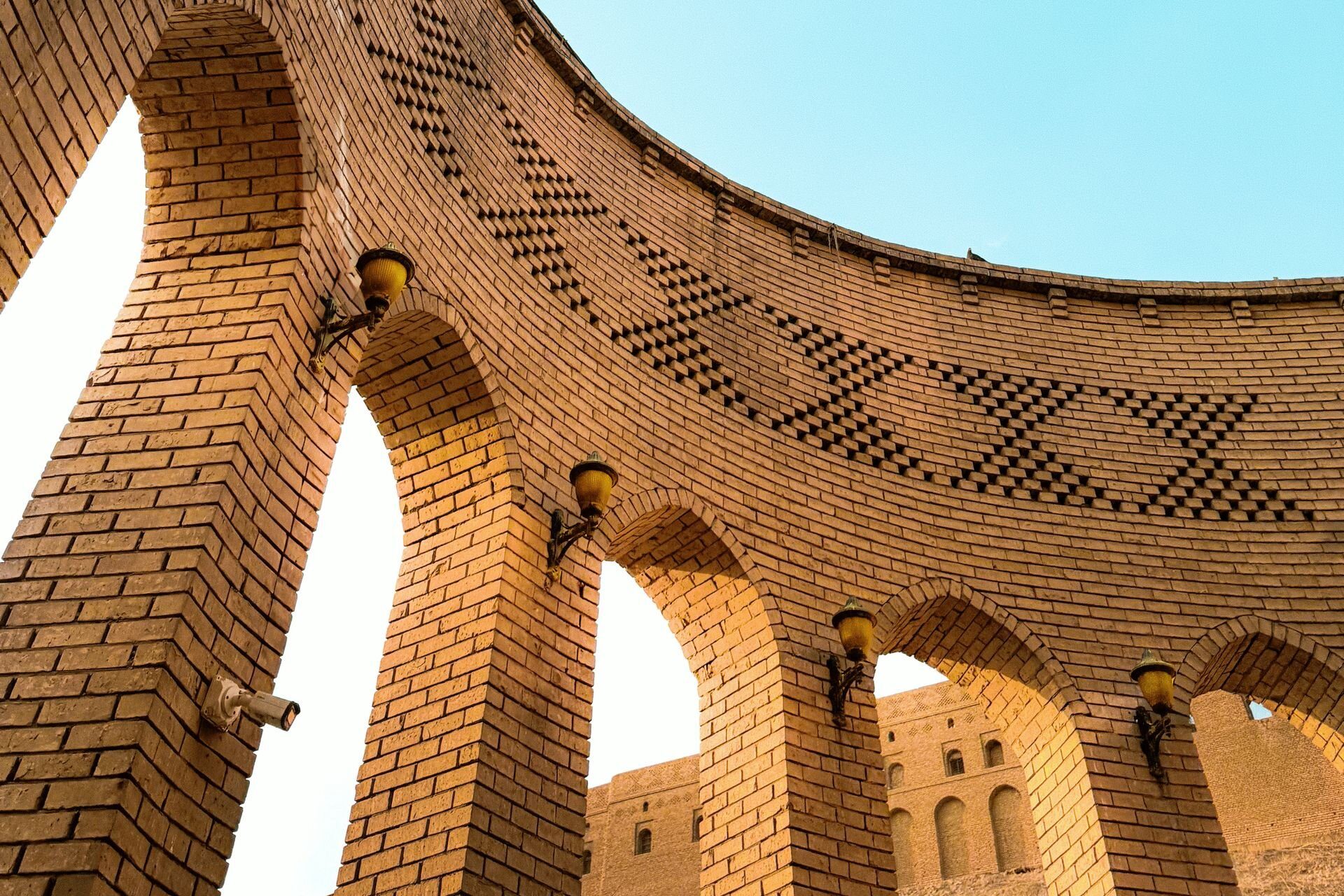 Arcos de ladrillo con motivos al pie de la Ciudadela de Erbil, Irak