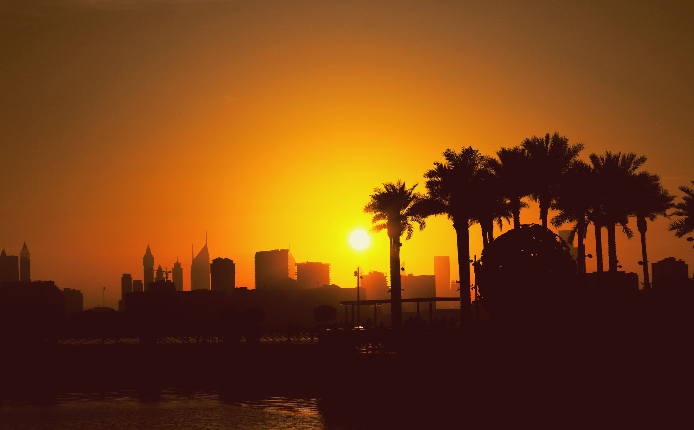 Atardecer sobre el perfil urbano de Dubái desde Dubai Creek Harbour