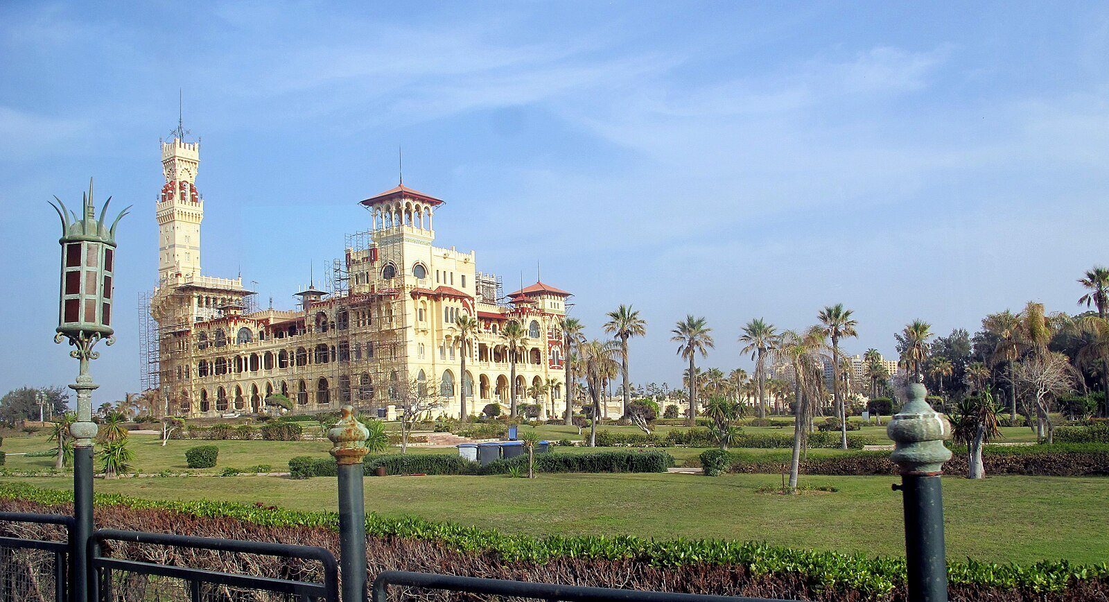 Palacio de Montaza, el palacio de verano de 1932 del rey Fuad I, con su torre florentina sobre jardines paisajísticos en Alejandría.