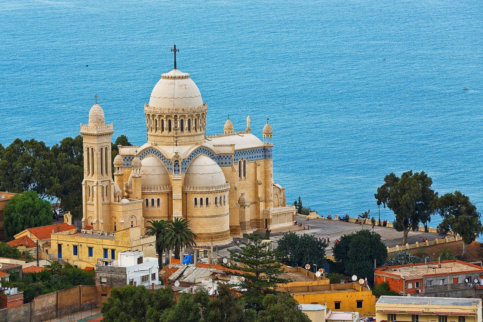 La basílica de Notre-Dame d'Afrique sobre el Mediterráneo en Argel