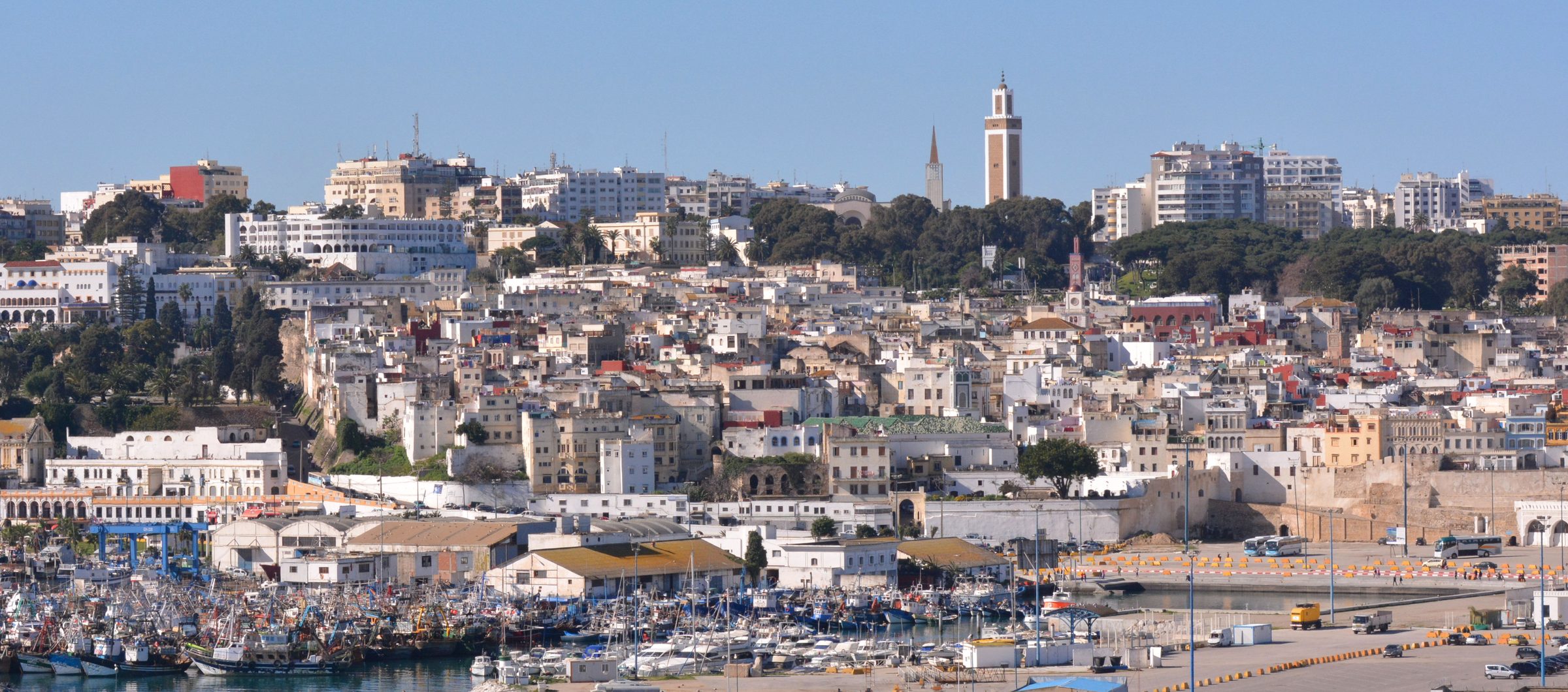 Tánger se alza sobre su puerto en el estrecho de Gibraltar, Marruecos