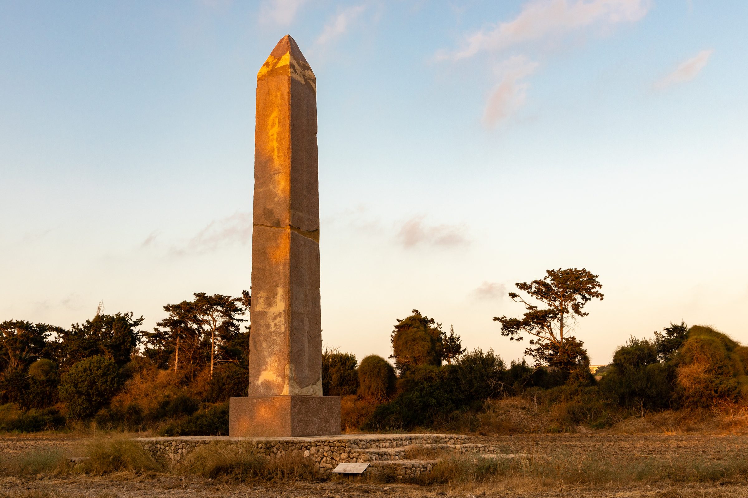 El obelisco romano de Cesarea Marítima al anochecer