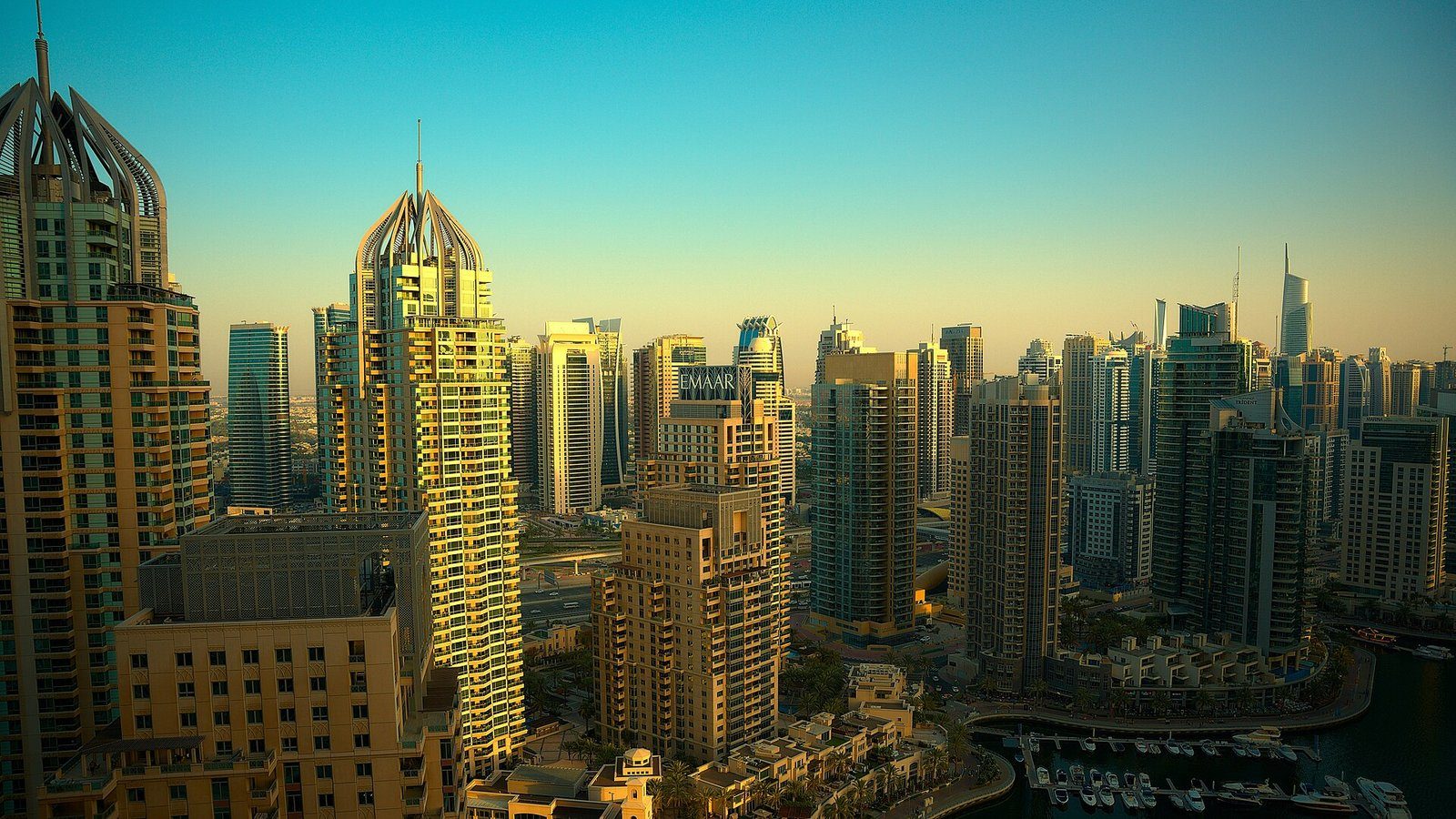 Las torres de Dubai Marina bañadas por la cálida luz del final de la tarde.