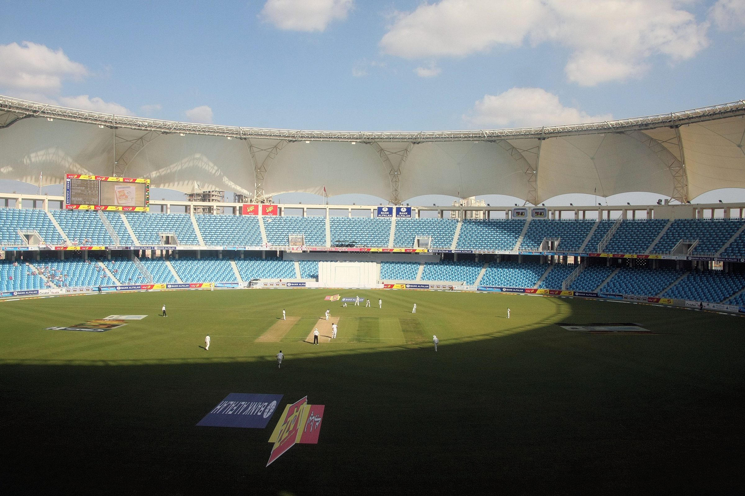 Un partido en curso en el Dubai International Cricket Stadium