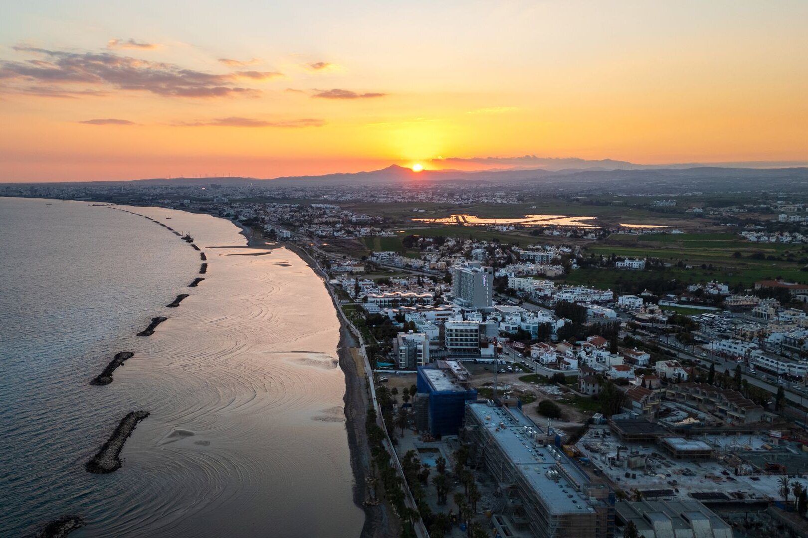 Nuevas residencias en el paseo marítimo de Lárnaca al atardecer, Chipre