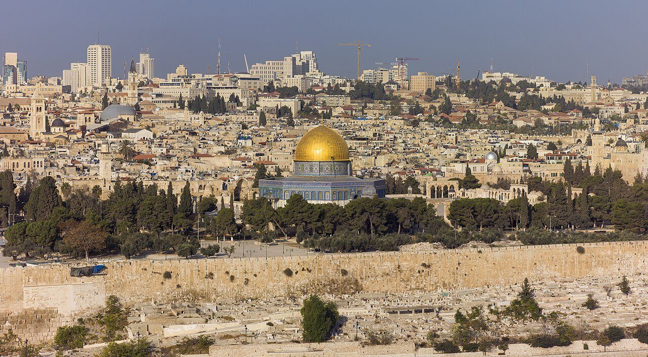 La Ciudad Vieja de Jerusalén y la dorada Cúpula de la Roca vistas al otro lado del valle desde el monte de los Olivos.