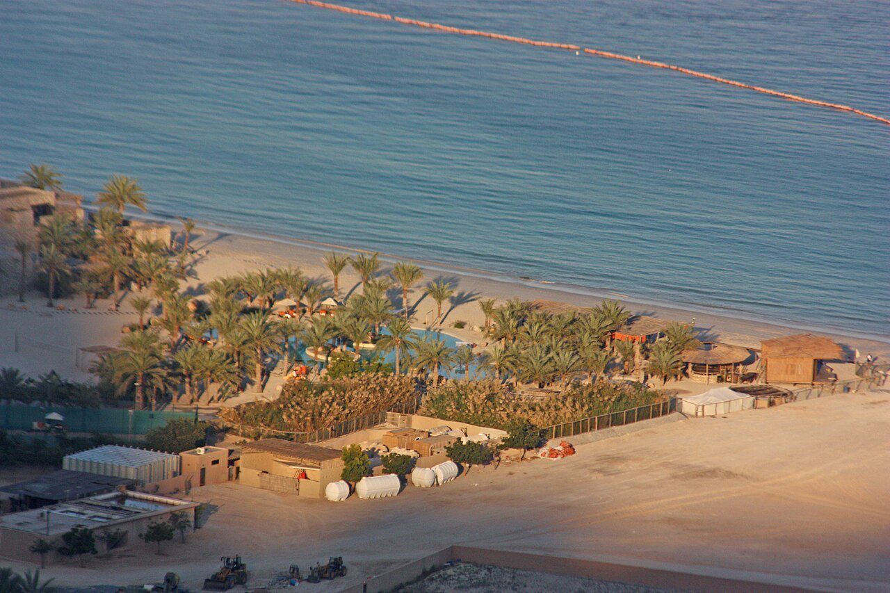 Las villas de playa a la sombra de palmeras de Six Senses Zighy Bay vistas desde las montañas, Musandam.