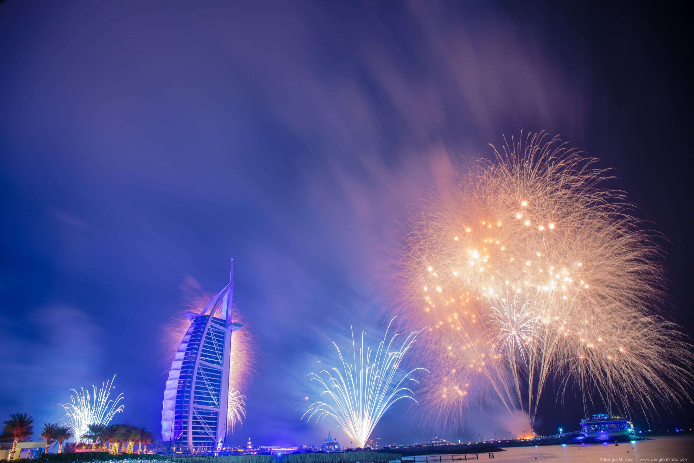 Fuegos artificiales de Año Nuevo iluminan el Burj Al Arab en Dubái