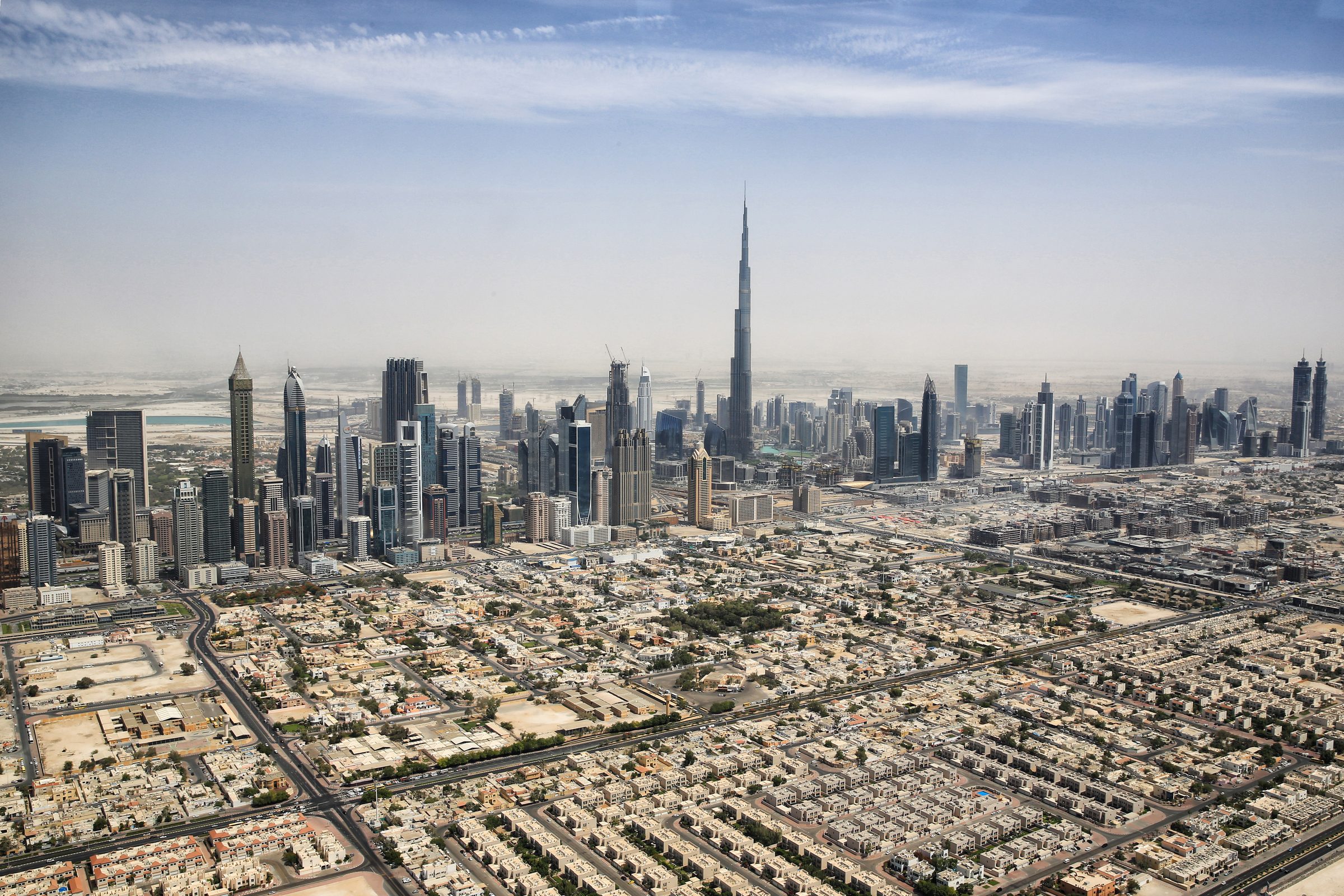 Dubái se extiende hacia el Burj Khalifa, vista desde el aire