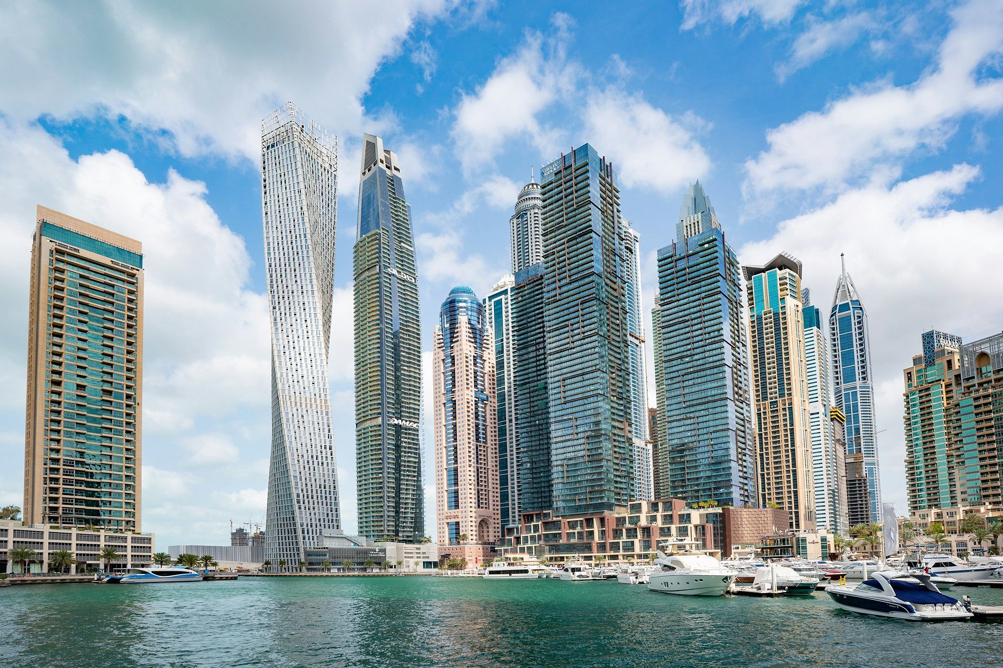 Las torres de Dubai Marina alzándose sobre los yates